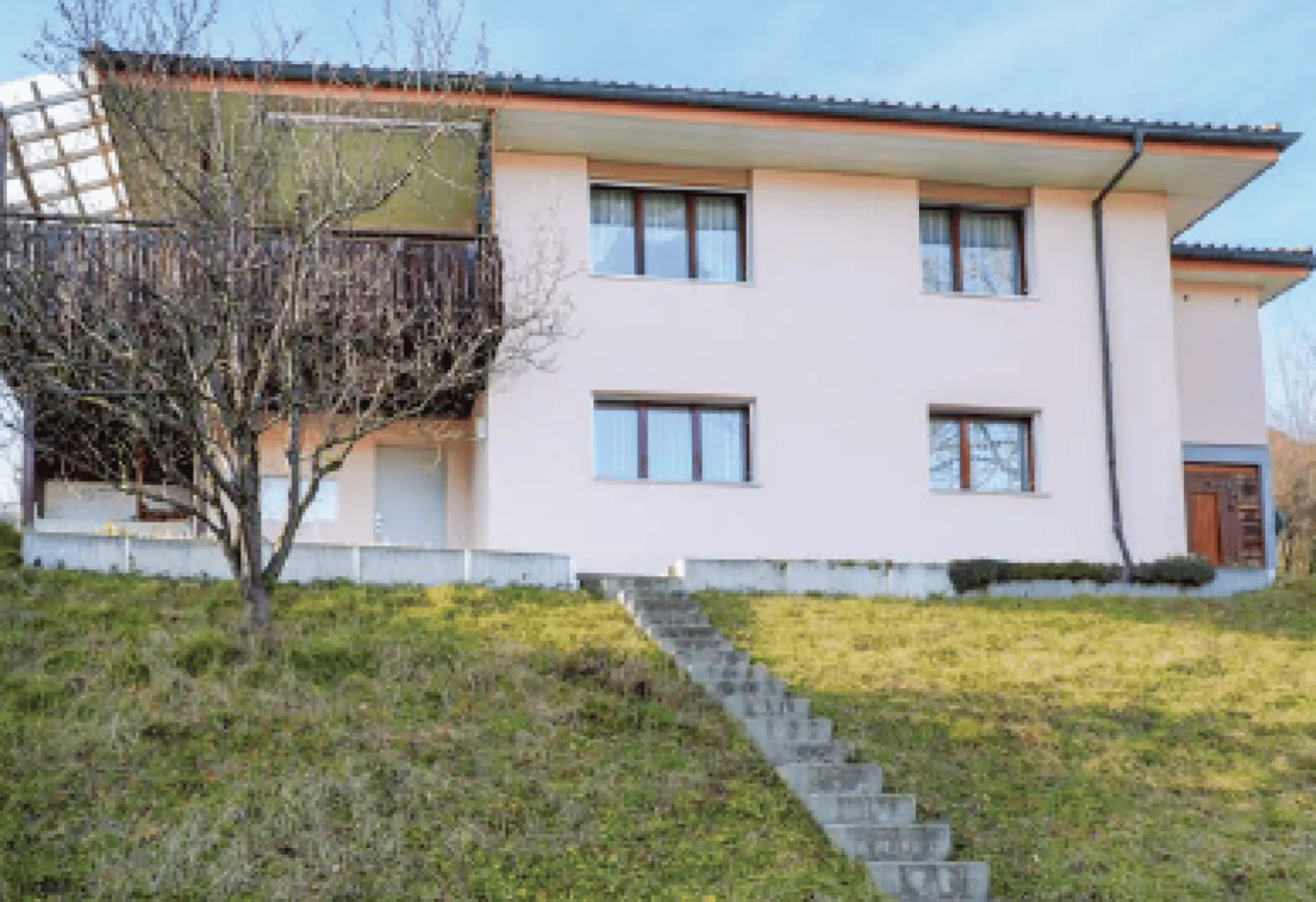 Freistehendes 5-Zimmer-EFH mit Garage, Vorplatz, Balkon, Garten und schöner Aussicht