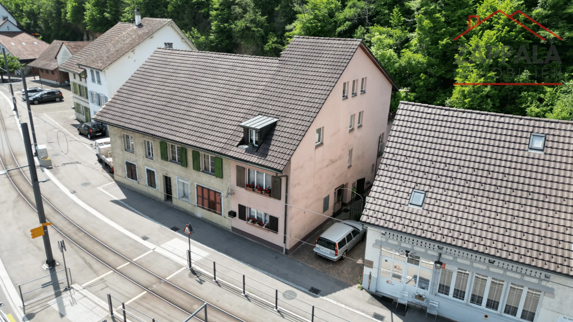 Charmantes Reiheneckhaus in zentraler Lage von Hölstein - grosszügig, gepflegt und mit Blick auf die Vordere Frenke