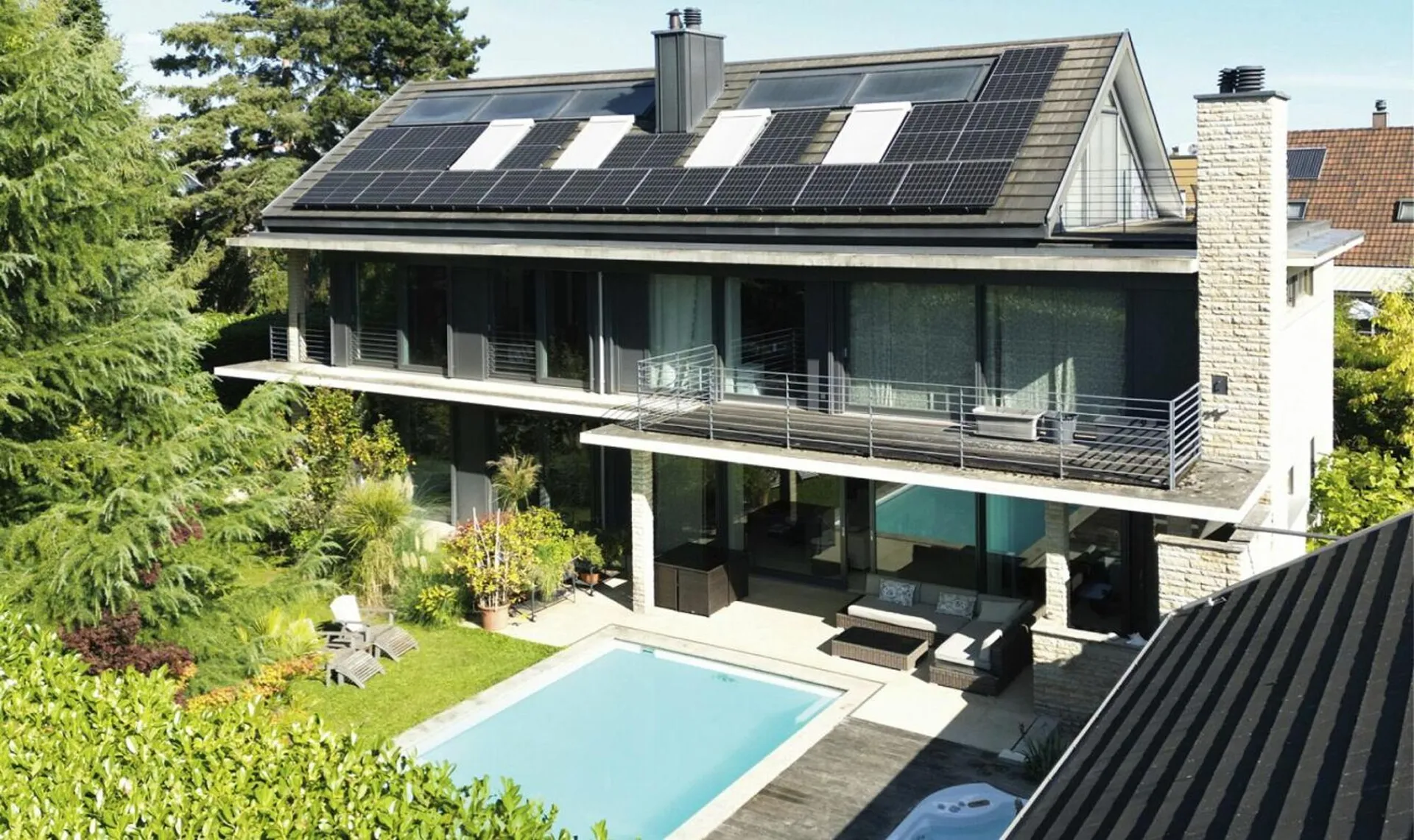 Exklusive Villa mit drei Wohneinheiten, Pool und unvergleichlicher Privatsphäre
