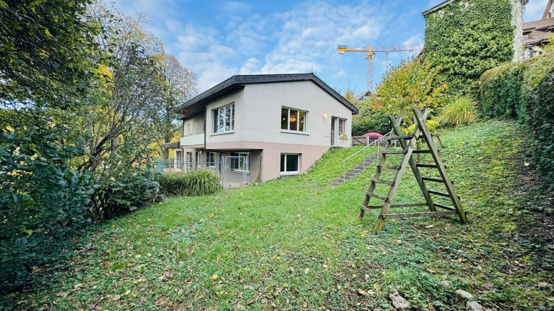 Freistehendes 5.5-Zi.-Haus für 1-2 Familien - Garage, grosser Garten, Weitsicht