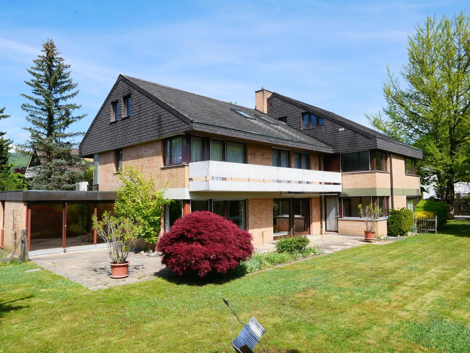 Architektonisch stilvolles und sehr grosszügiges Einfamilienhaus oder 2-Generationenhaus ...
