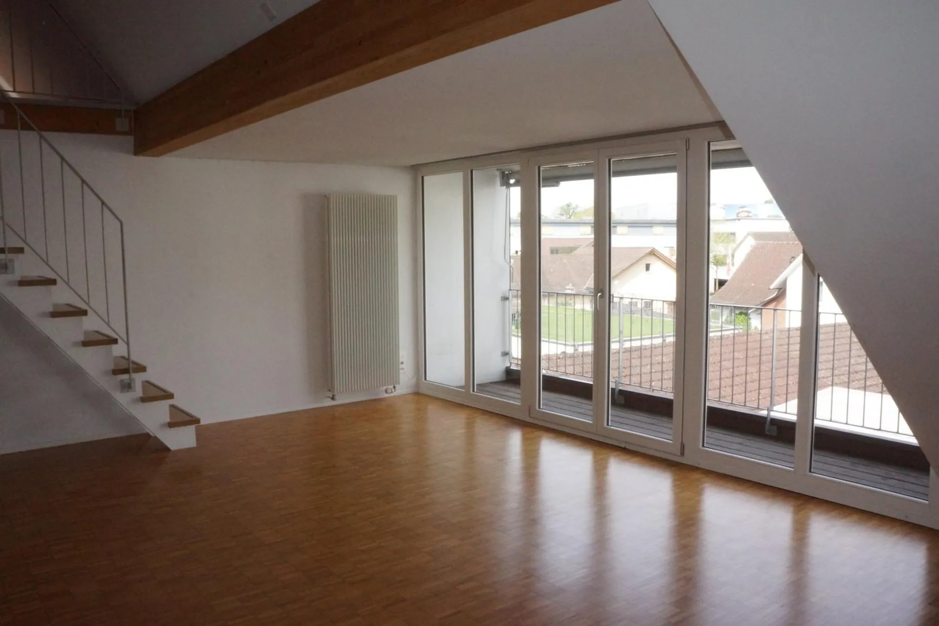 Charmante Dachwohnung mit Galerie im Dorfzentrum
