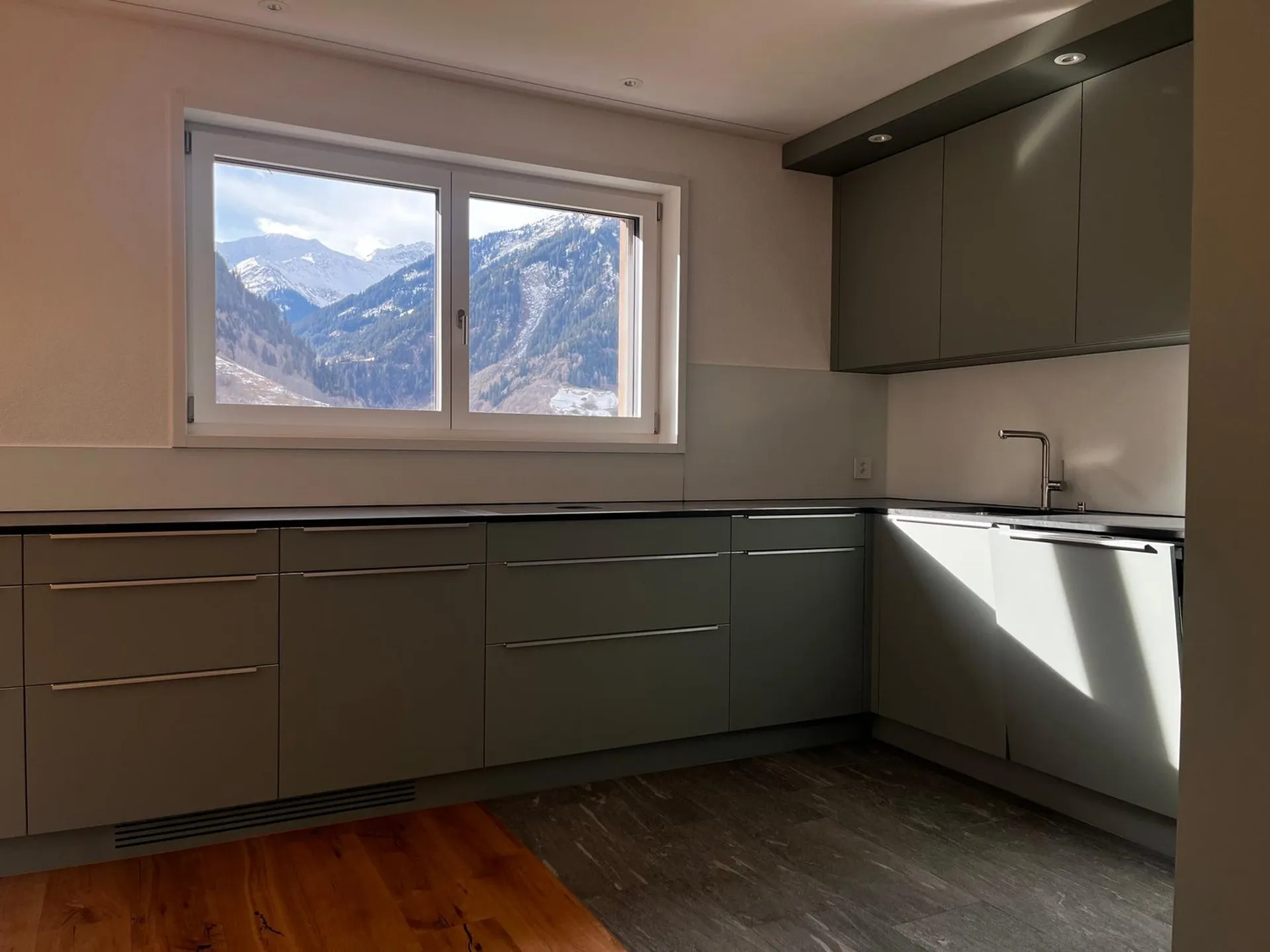 Moderne 3.5-Zimmerwohnung mit Sitzplatz und Bergblick in Rabius (Erstwohnung)