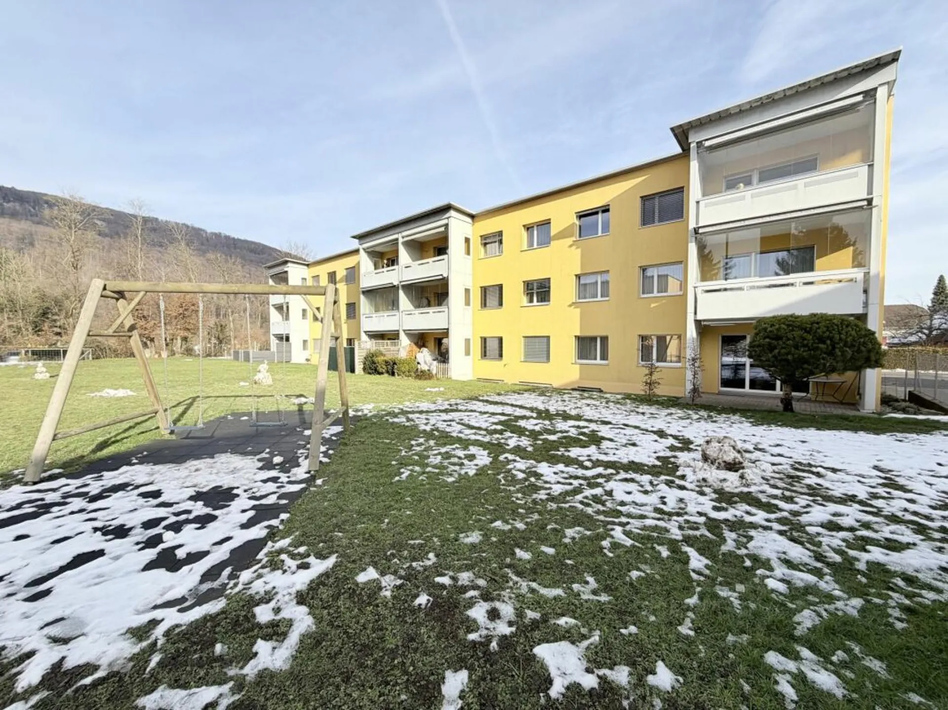 Familienfreundliche 4.5-Zimmerwohnung mit viel Licht und Grünfläche