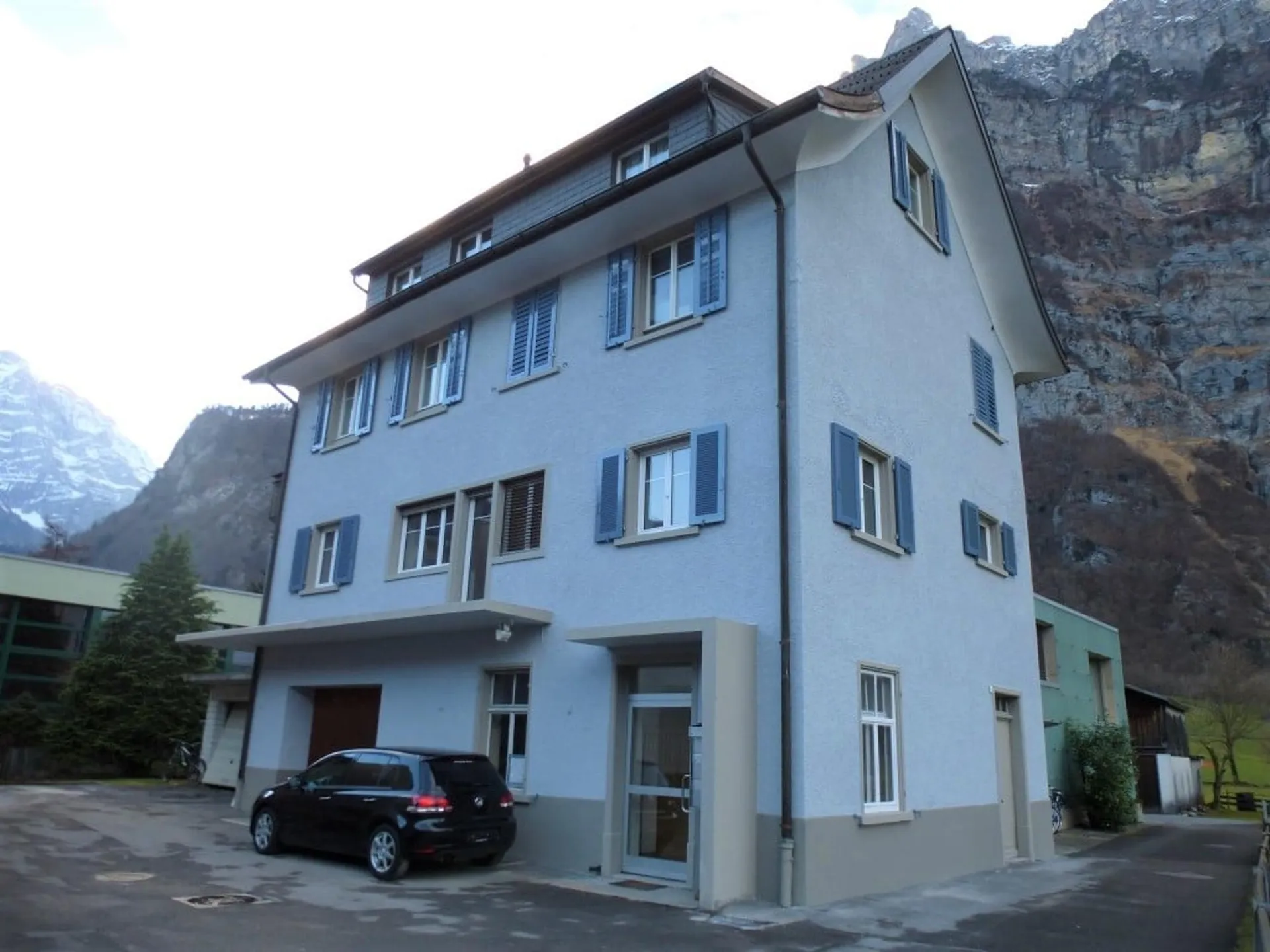 Helle 3.5-Zimmer-Dachwohnung mit Bergblick in Netstal