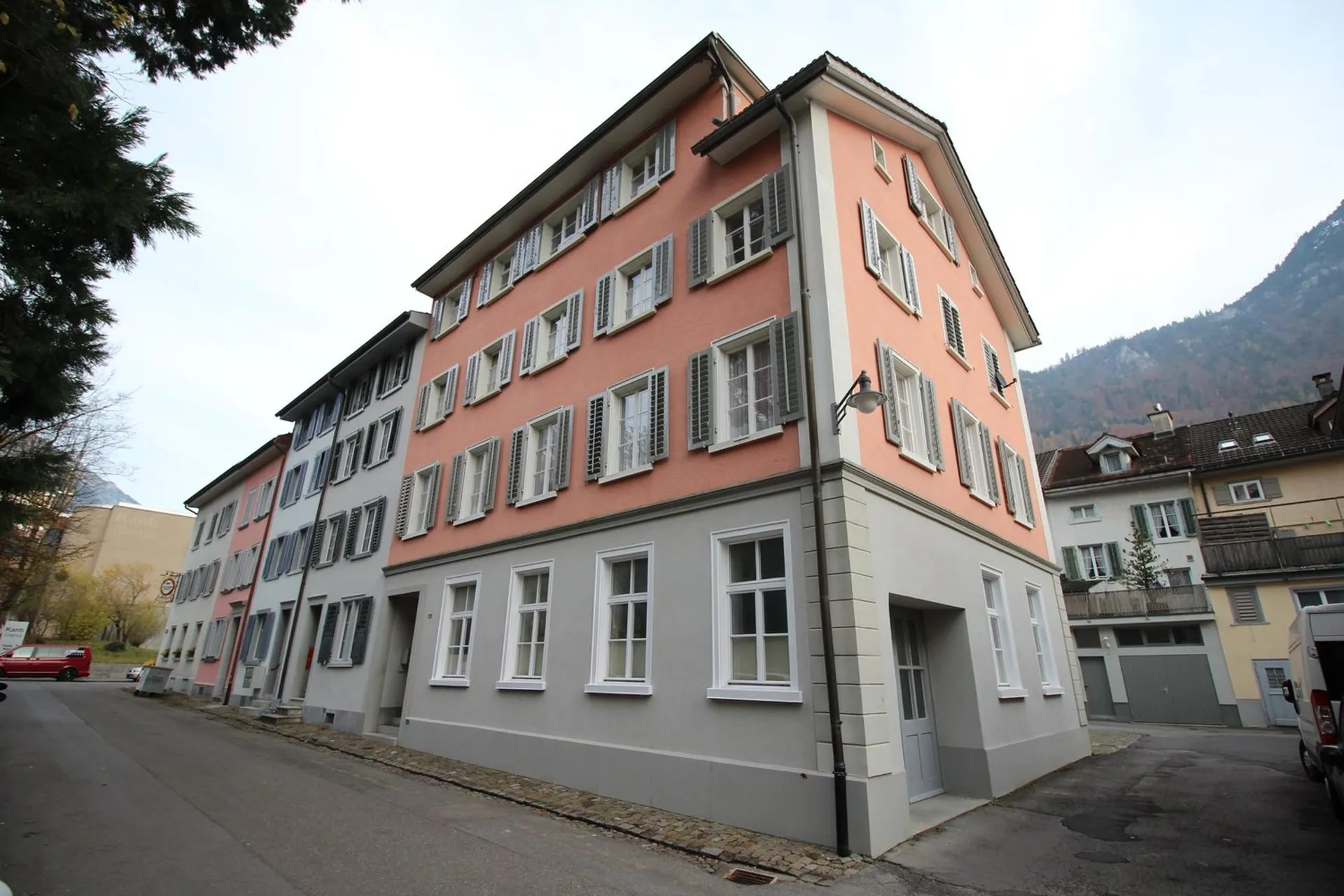Charmante 2.5-Zimmer-Wohnung in Glarus mit ruhiger Lage