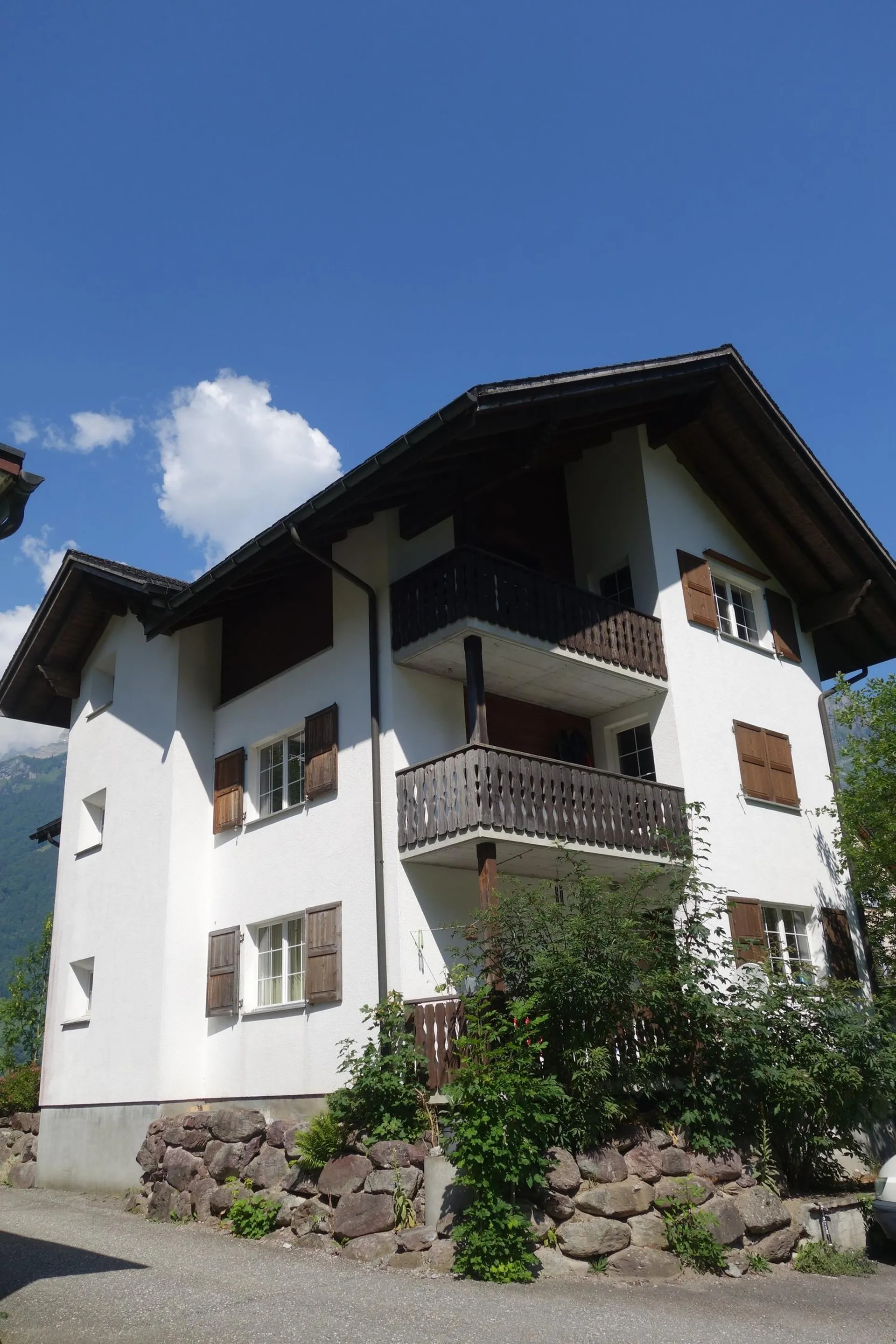 Charmante 4.5-Zimmer-Wohnung mit Kamin in Glarus Süd