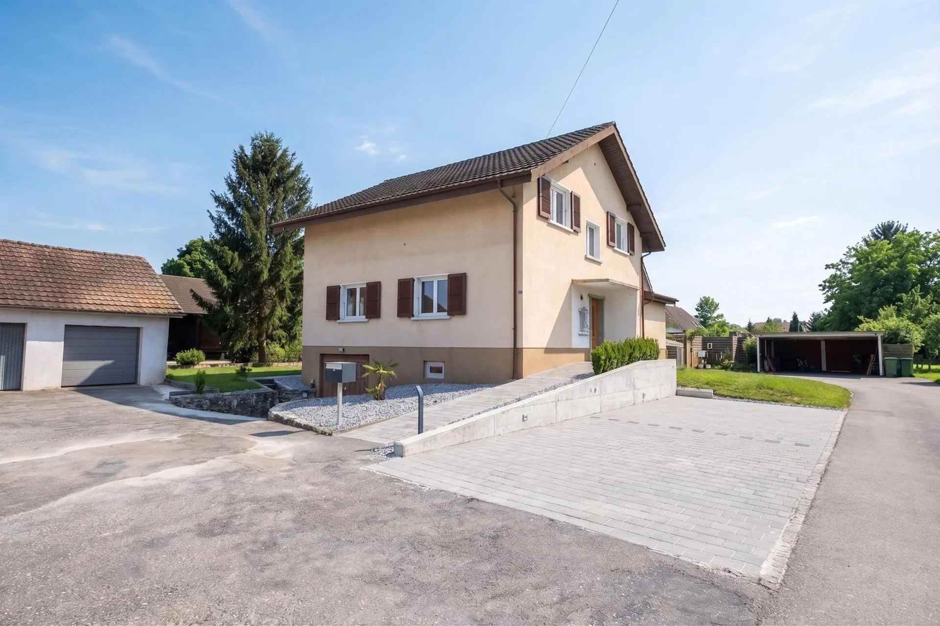 Frisch teilsaniertes 6-Zimmer-Haus mit Garten und Garage in Derendingen
