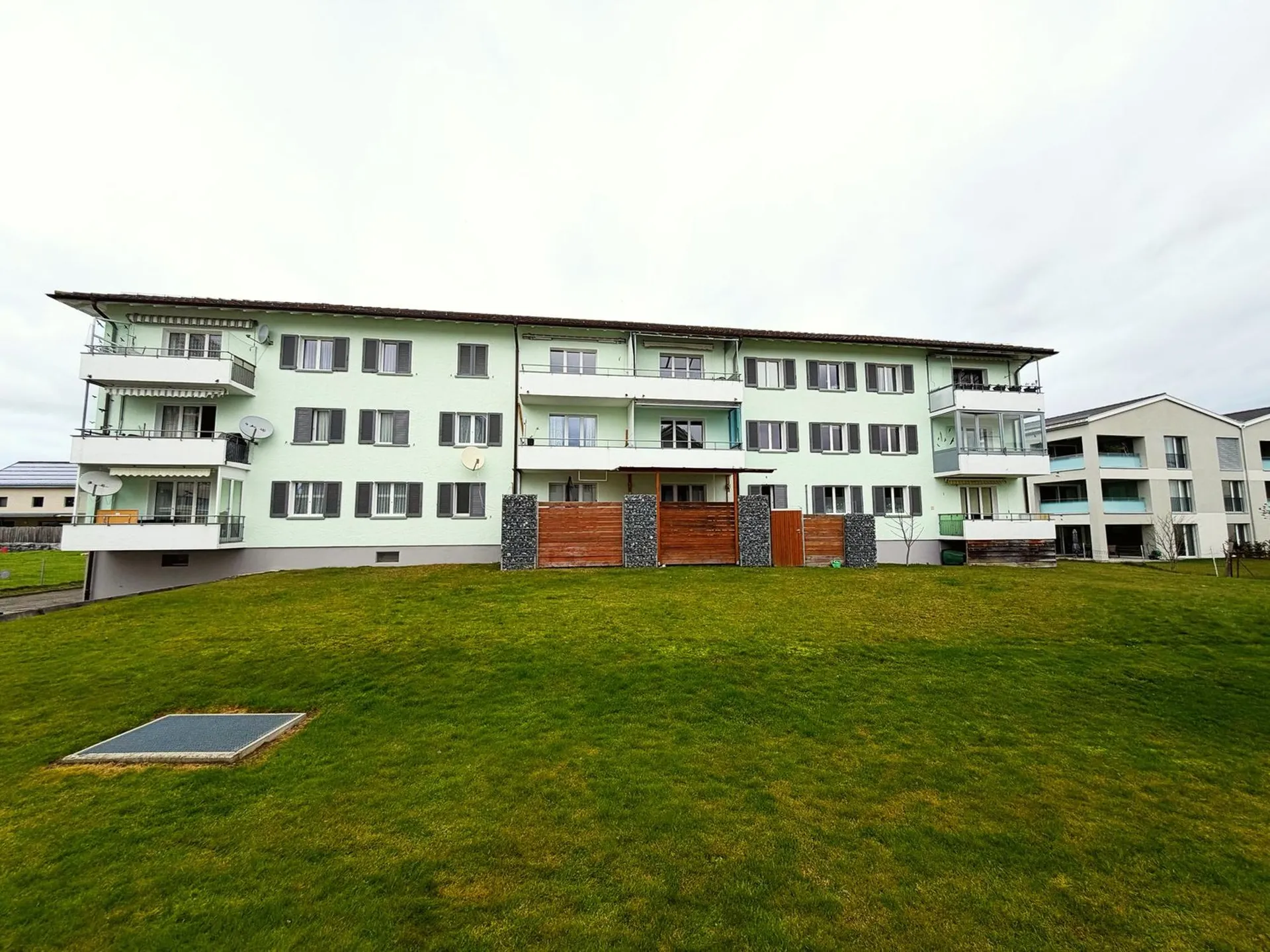 Charmante 4.5-Zimmer-Wohnung mit Balkon und schöner Aussicht in Stachen