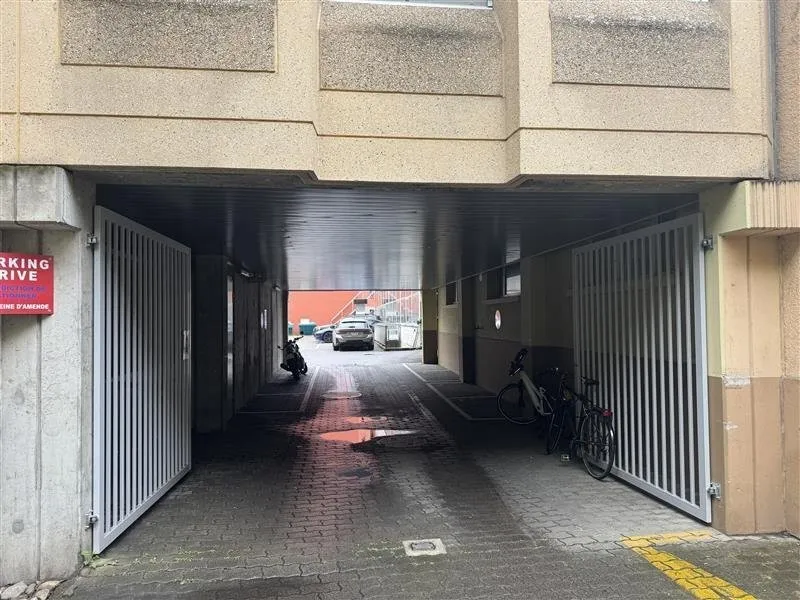 Place moto couverte à louer