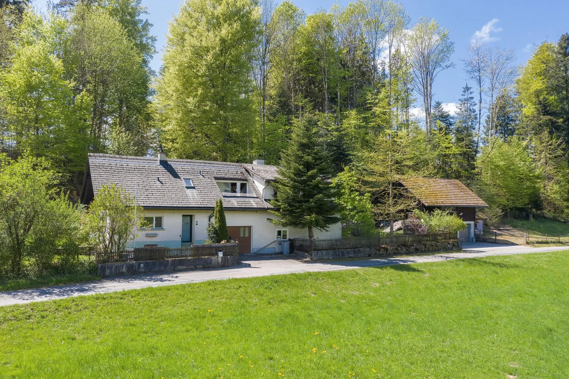 Naturidylle mit viel Land, Nebengebäude & Privatsphäre – Nähe Zug und Zürich