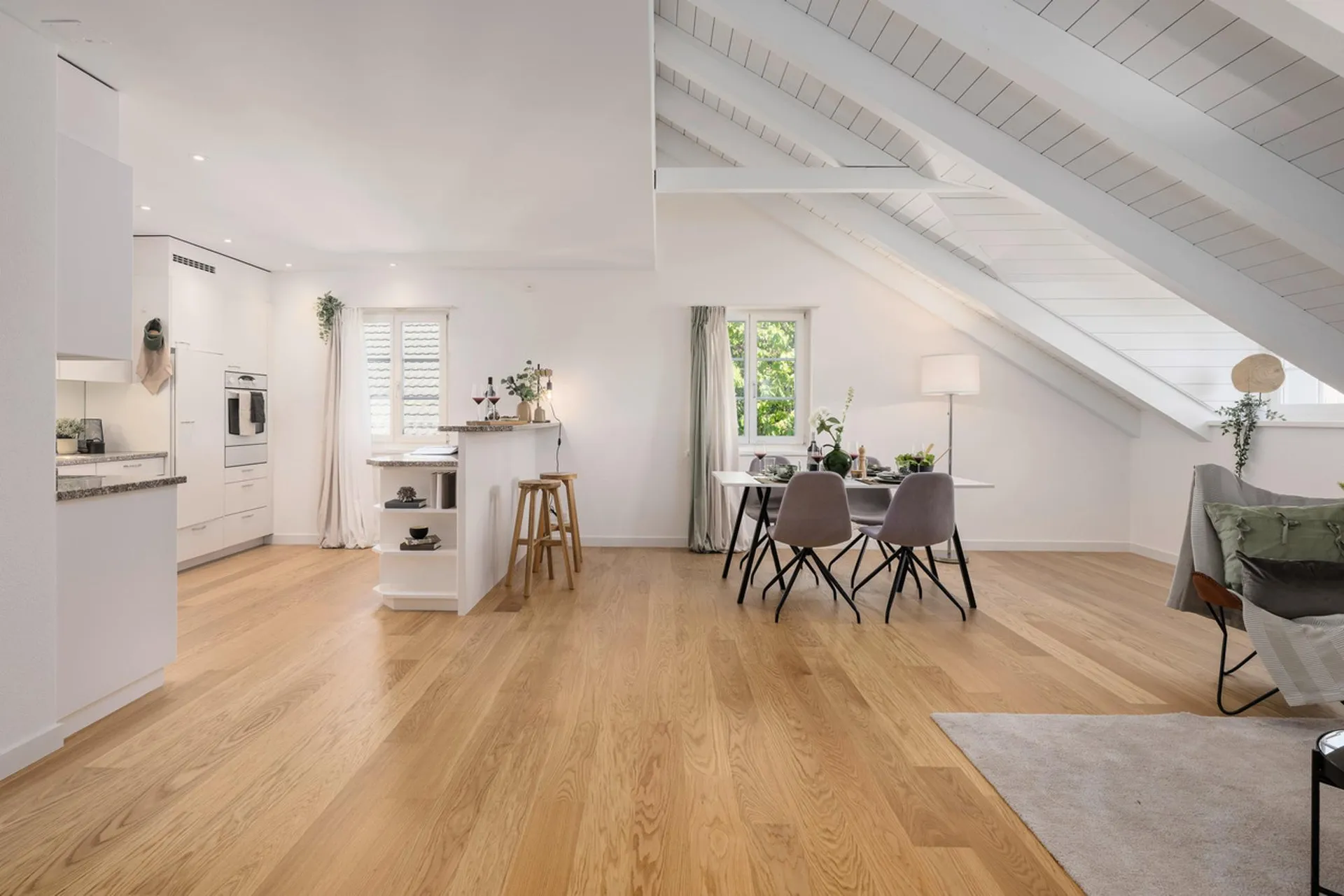 Helle Dachgeschoss-Maisonettewohnung im Zentrum von Uitikon-Waldegg