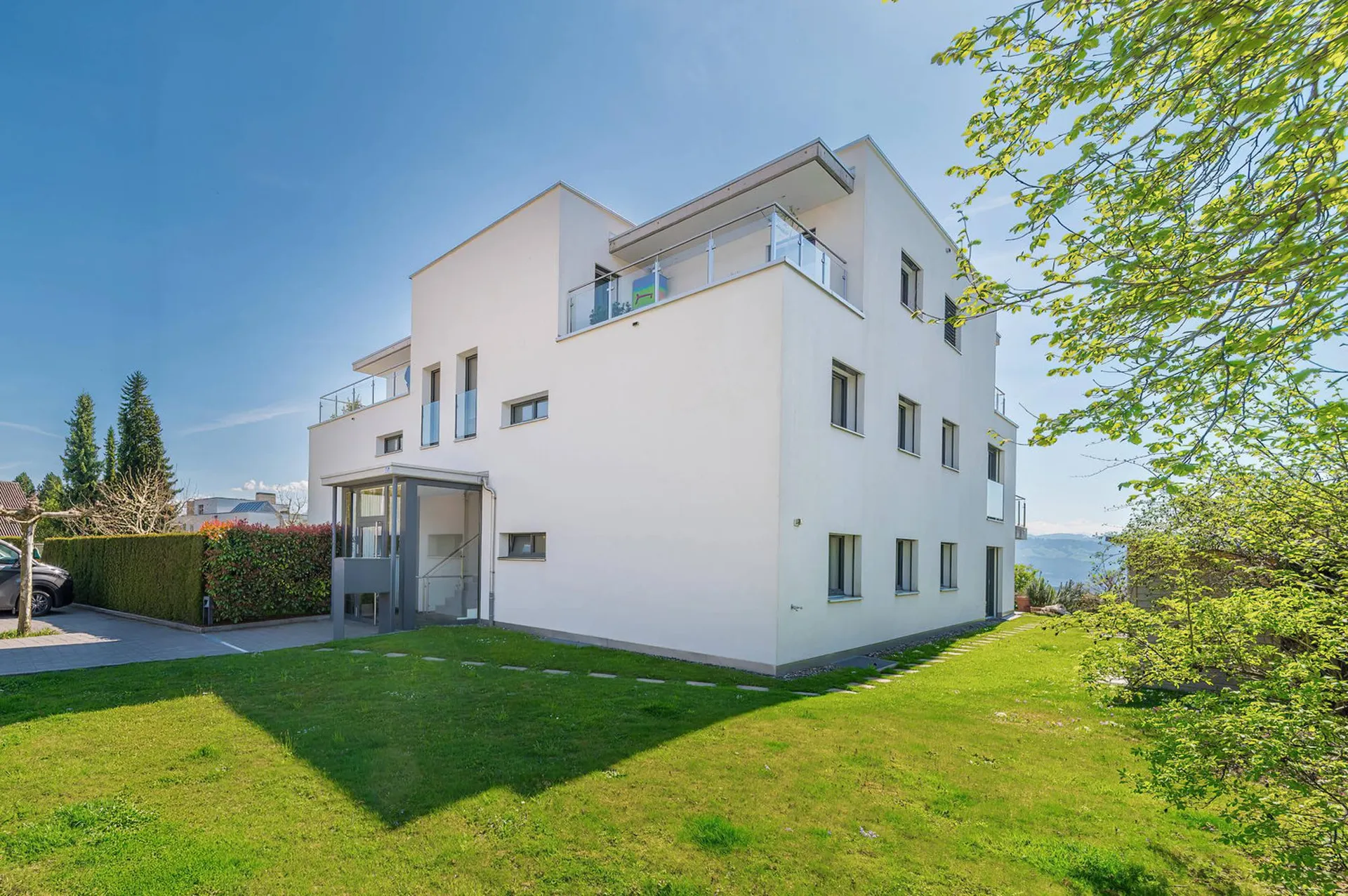 Neuwertige moderne Wohnung mit grossem Balkon und herrlichem Alpenpanorama