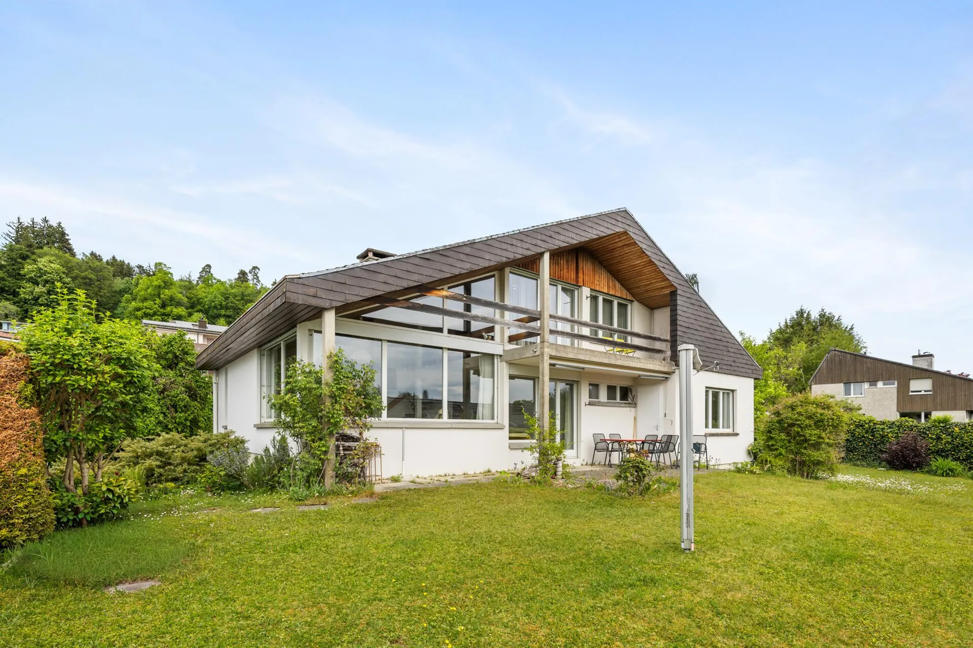 EINFAMILIENHAUS MIT GROSSEM GARTEN UND WEITBLICK IN BEVORZUGTER WOHNLA