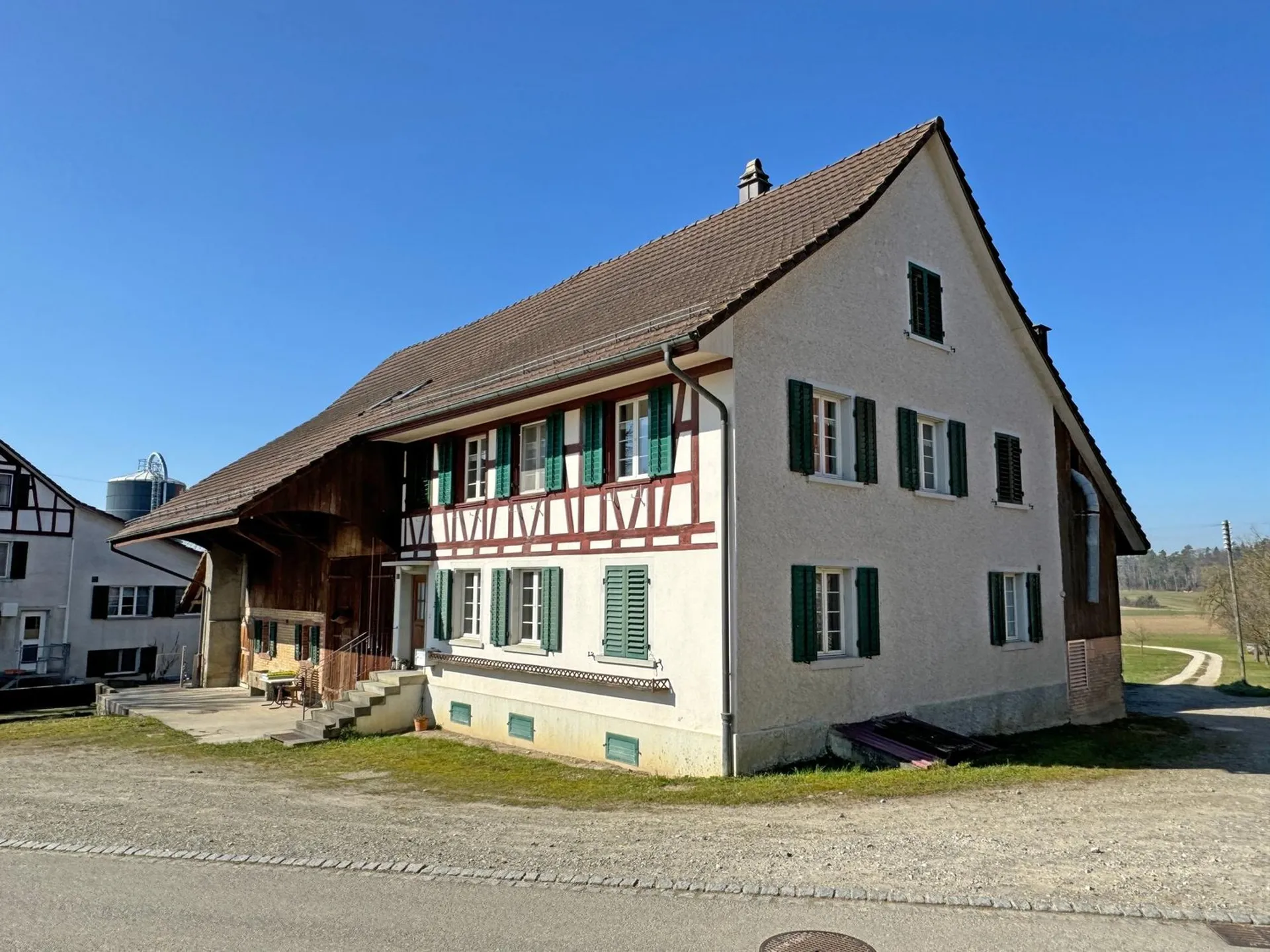Landwirtschaftliches Anwesen mit Bauernhaus, div. Ökonomiegebäude und Wiesland , mit viel Potential