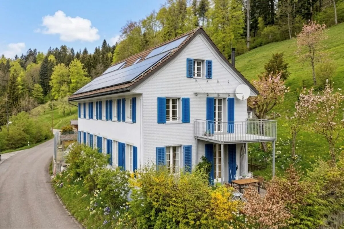 Freistehendes, kernsaniertes, vermietetes Zweifamilienhaus mit Waldgrundstück!