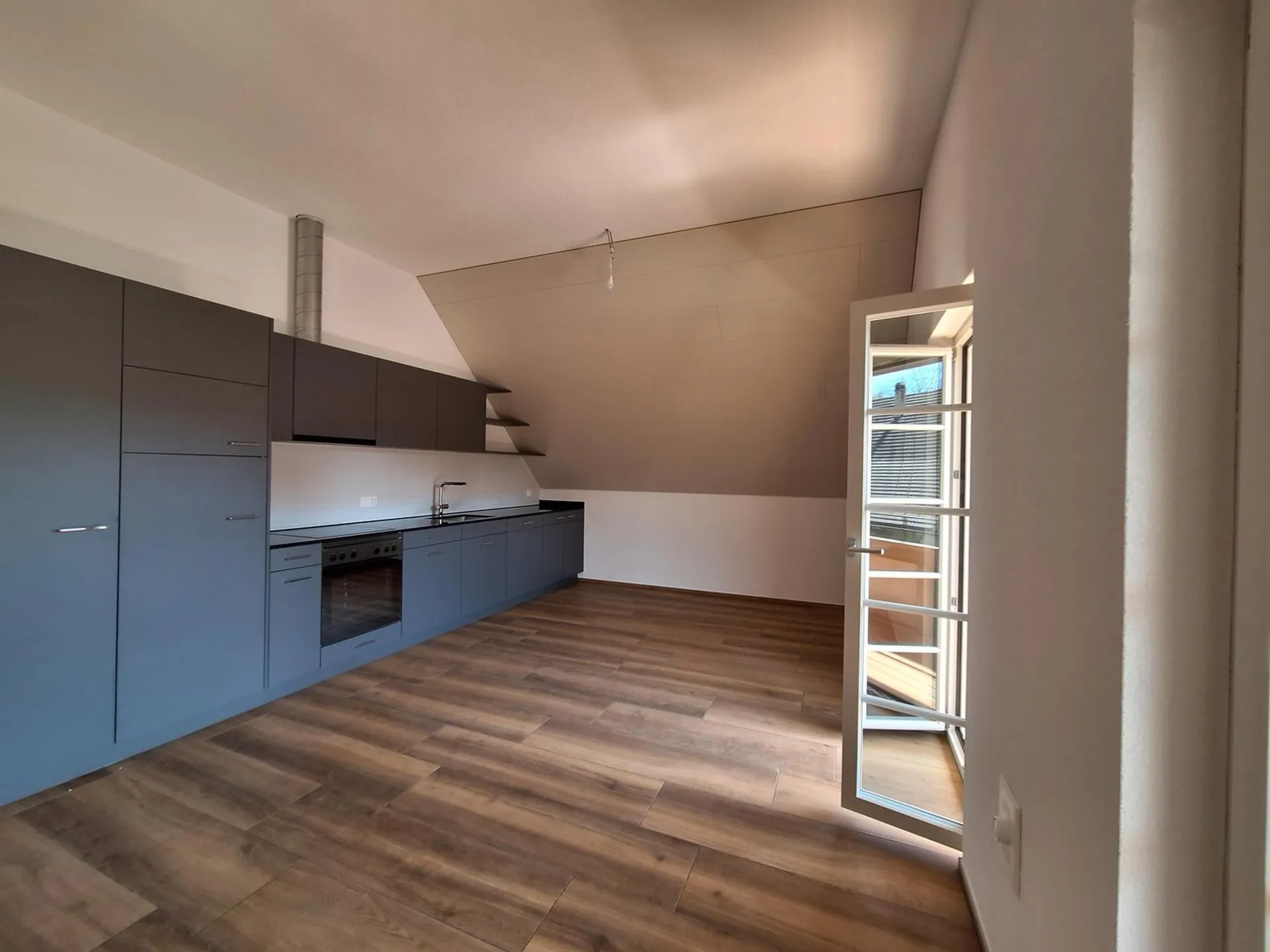 Grosse 3.5-Zimmer-Dachwohnung mit Balkon in Eriswil