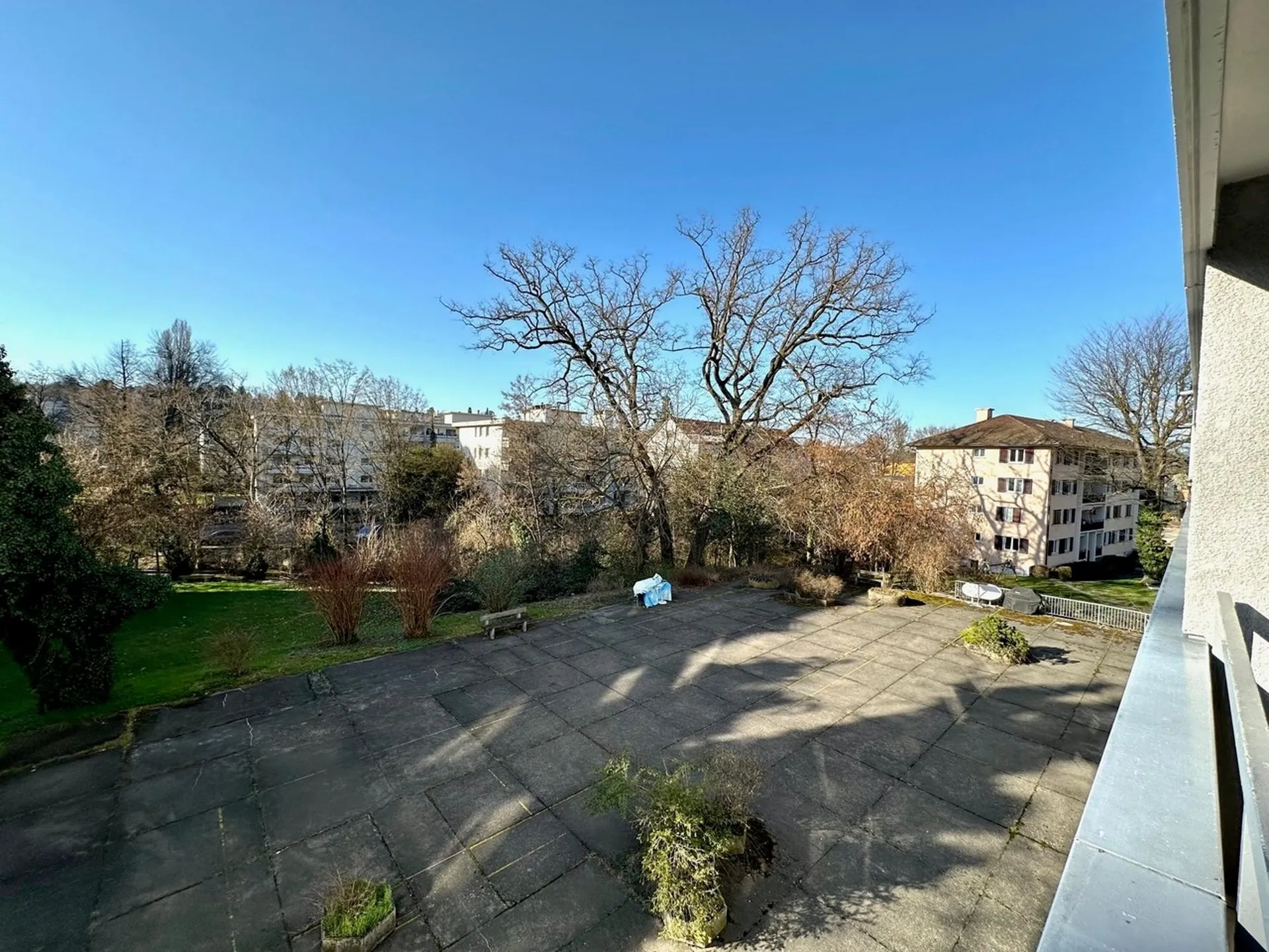 Helle Wohnung mit 2 Balkonen, Lift und Einstellhallenplatz