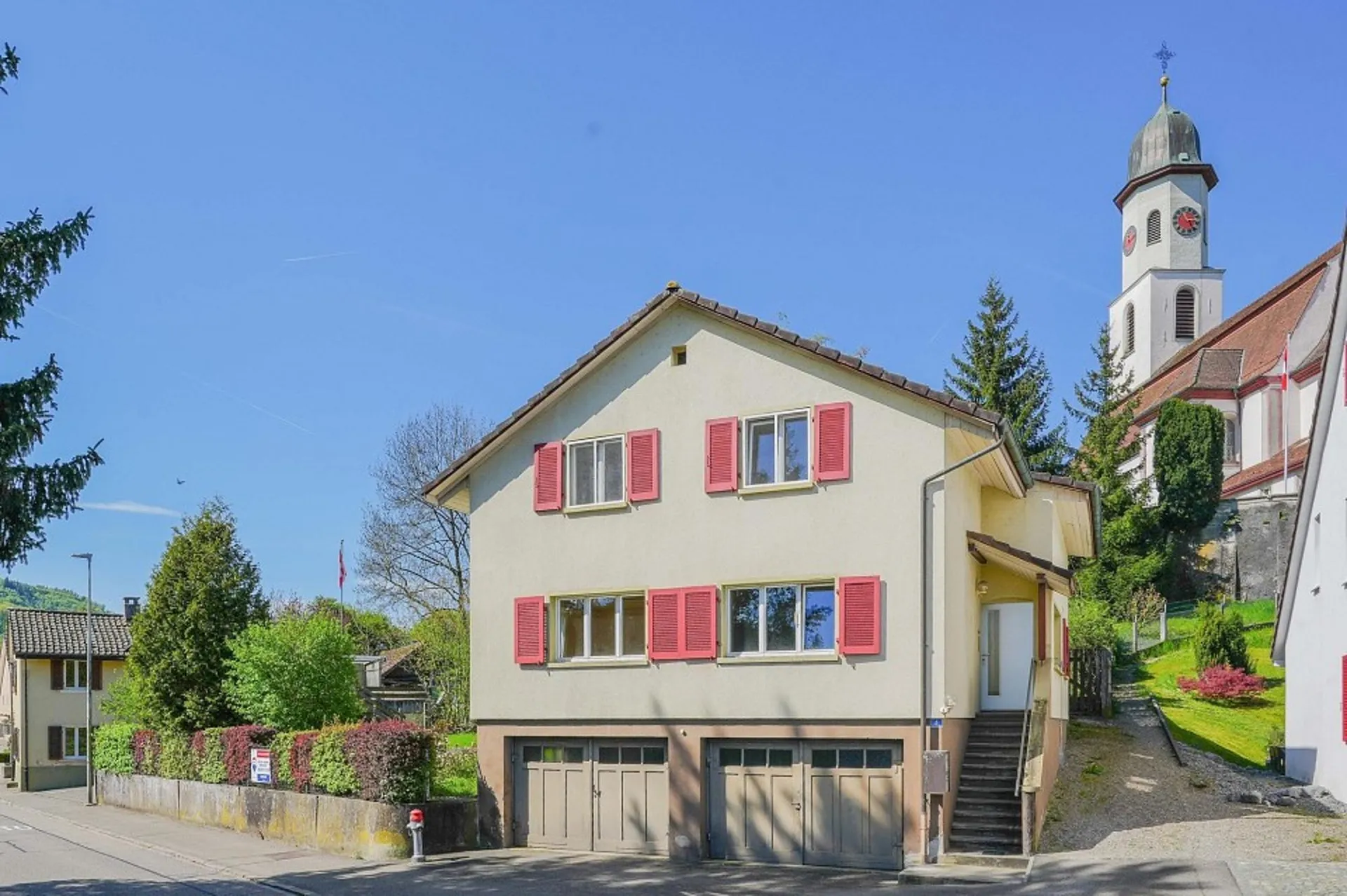 Zweifamilienhaus mit weitläufigem Garten mitten im Dorf