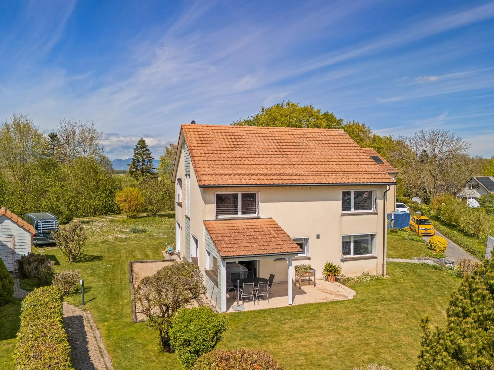Superbe villa individuelle de 6 pièces avec belle vue et grand jardin - quartier résidentiel