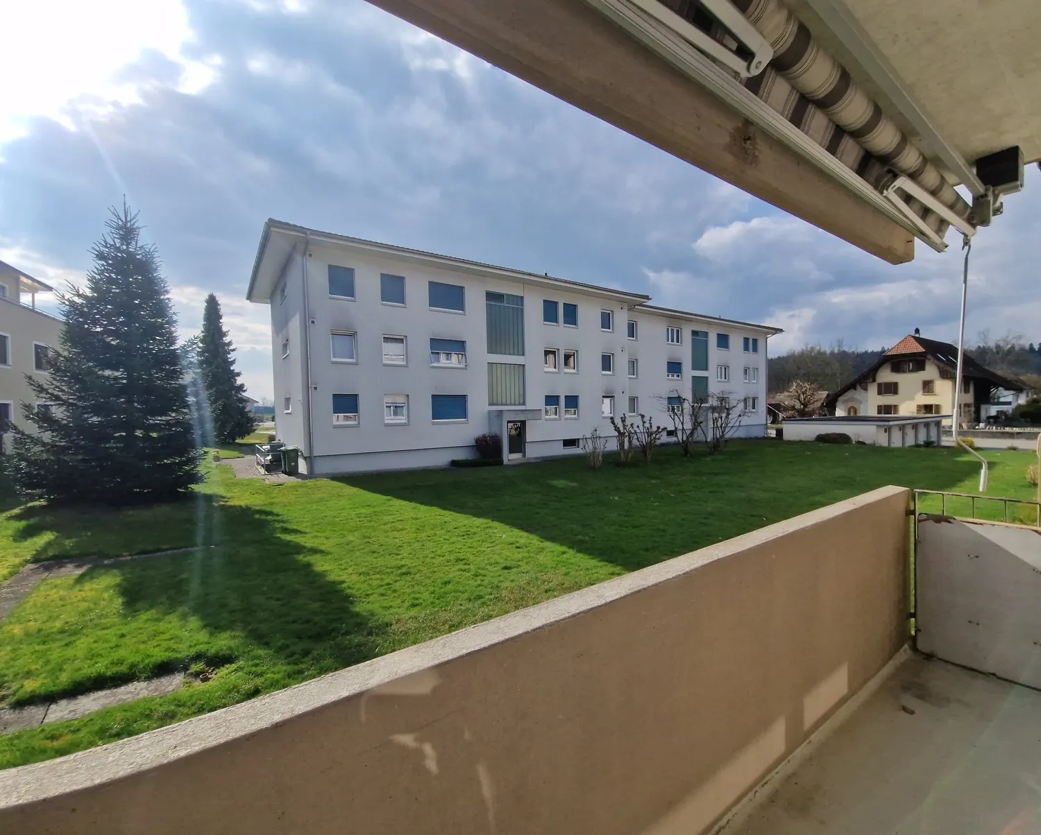 Helle 4.5-Zimmerwohnung mit Balkon & Parkplatz in ruhiger, grüner Lage