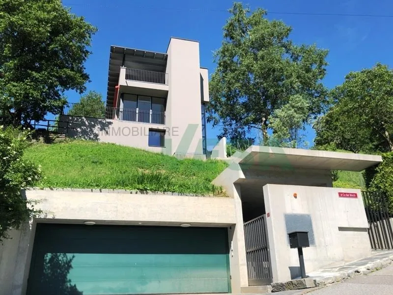 Confortevole e spaziosa villa moderna  in posizione idilliaca