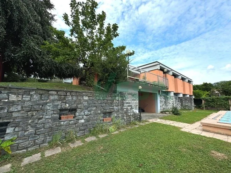 Spaziosa villa con piscina e splendida vista panoramica sui vigneti