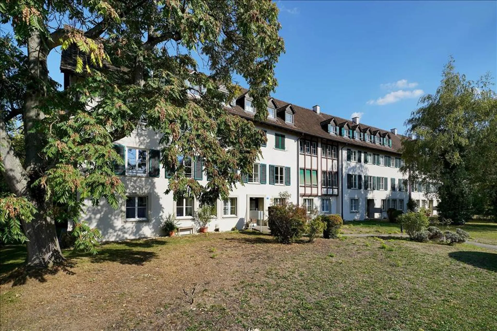 grosszügige Altbau-Wohnung in ruhiger Umgebung