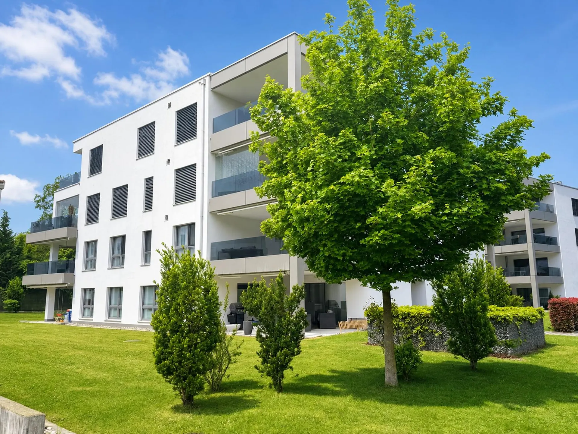 Grosszügige 2.5-Zimmer-Wohnung im 1.OG mit grosser Terrasse u. Balkon