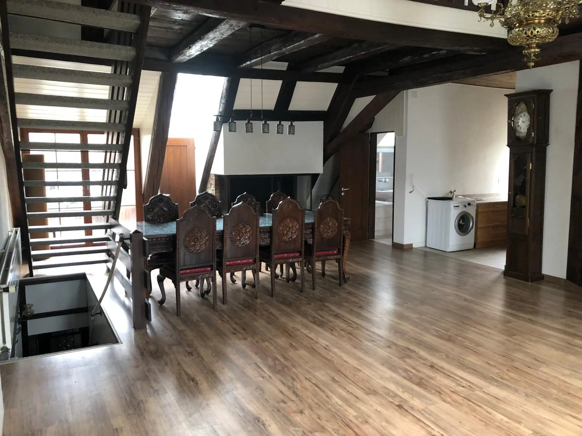 Aussergewöhnliche 3,5-Zimmer-Atelierwohnung mit Galerie im Zentrum von Arisdorf