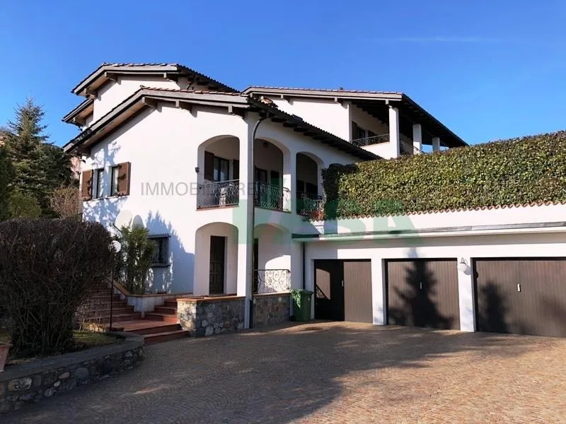Elegante e spaziosa villa in stile mediterraneo con grande terreno