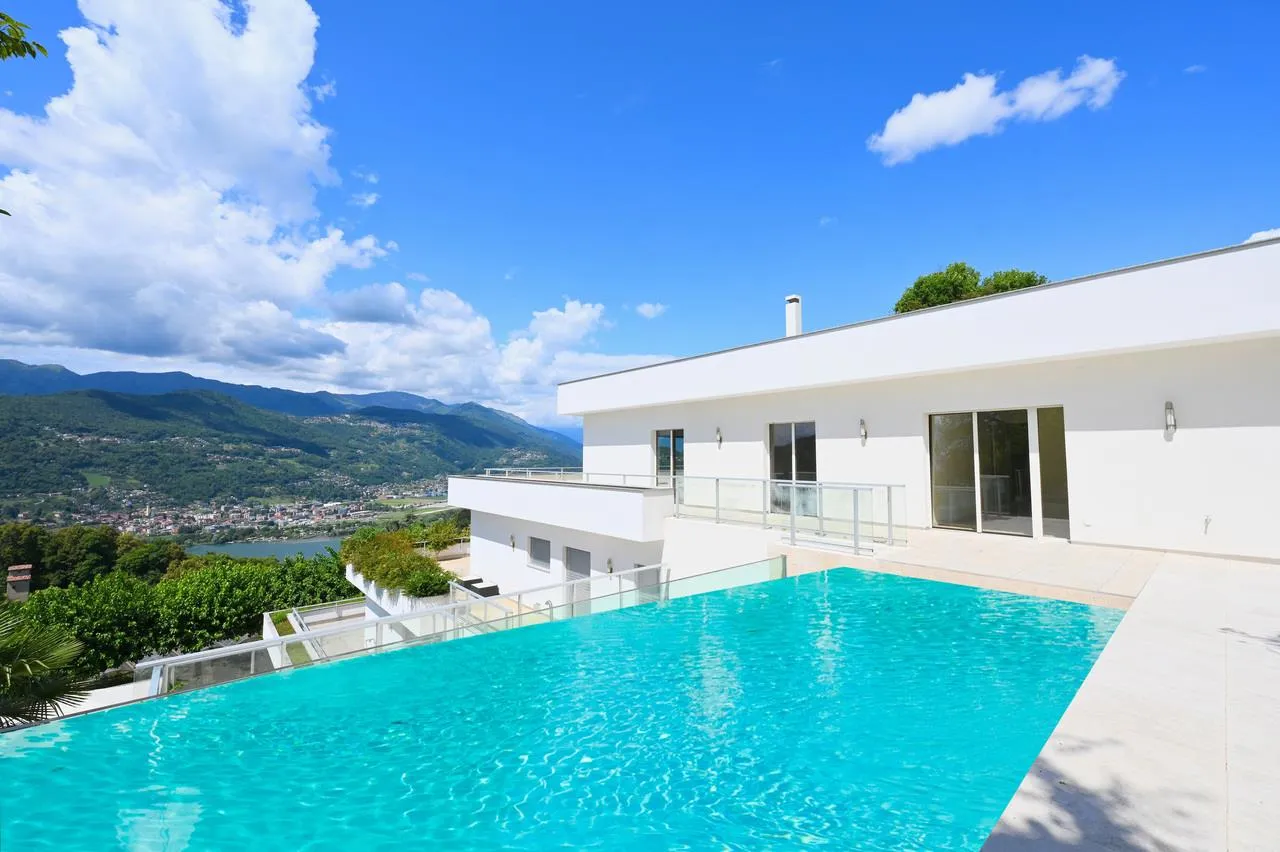 Appartamento di Lusso con Panoramica Terrazza e Monolocale