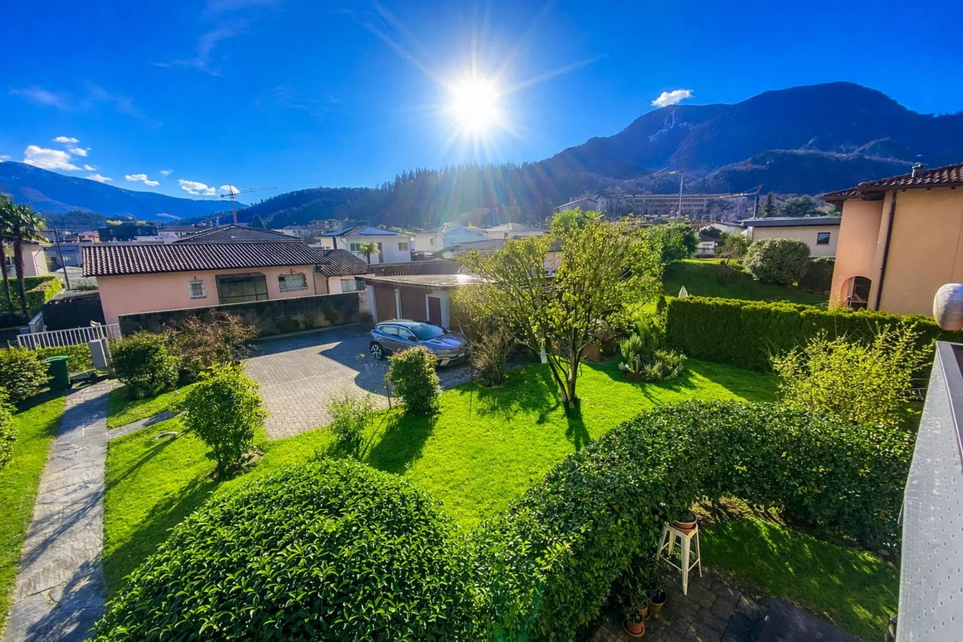 Haus mit zwei Wohnungen und schönem Garten