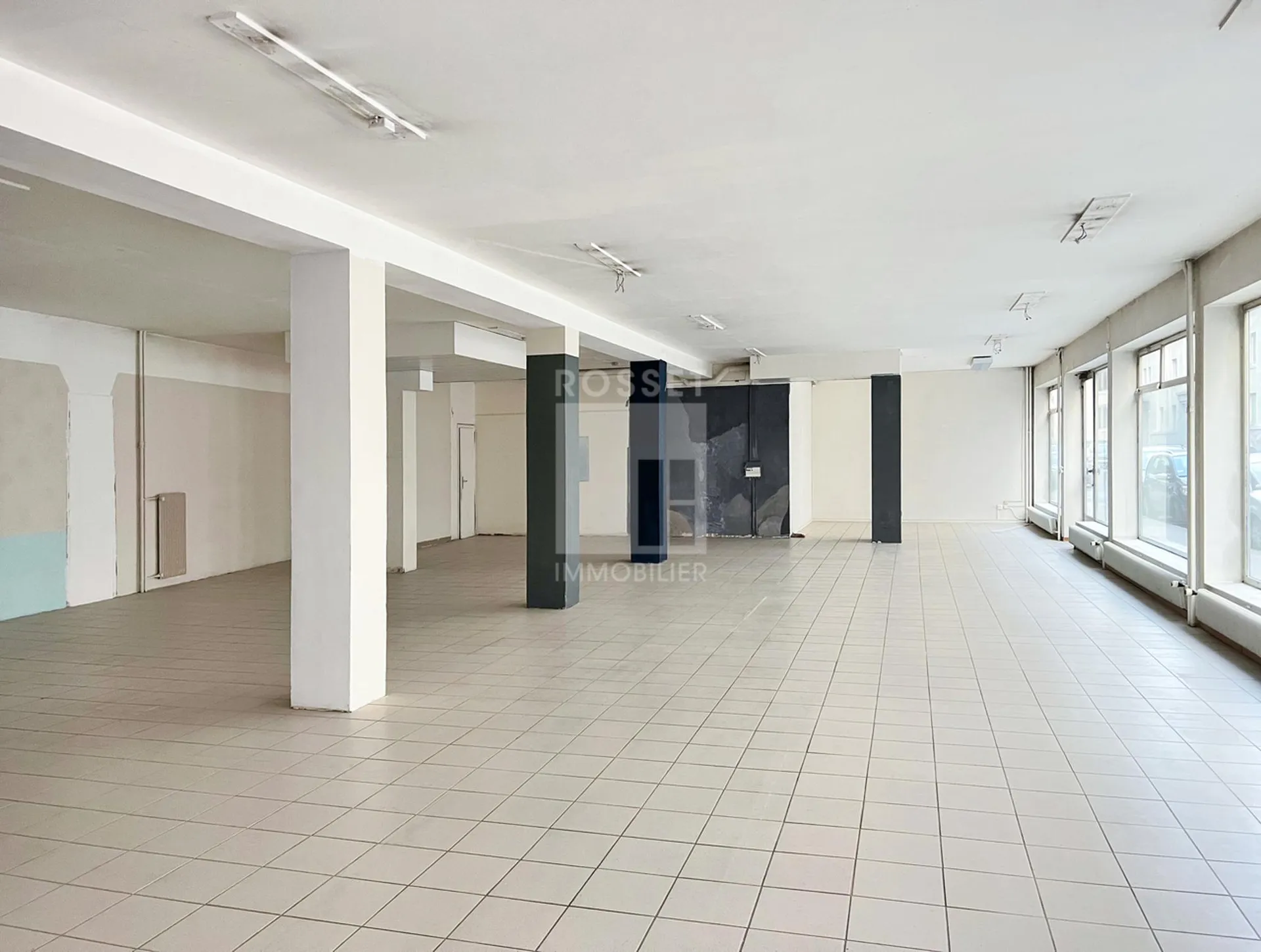 Arcade d'environ 388 m² dont 179 m² au sous-sol