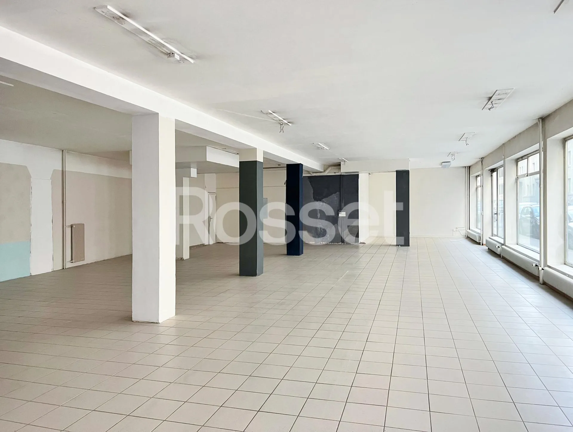 Arcade d'environ 388 m² dont 179 m² au sous-sol