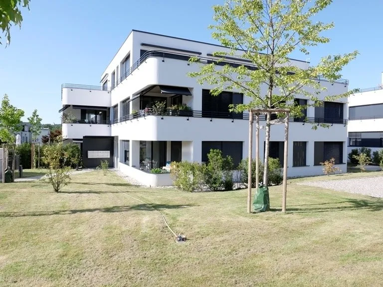 Moderne Wohnung mit Gartensitzplatz