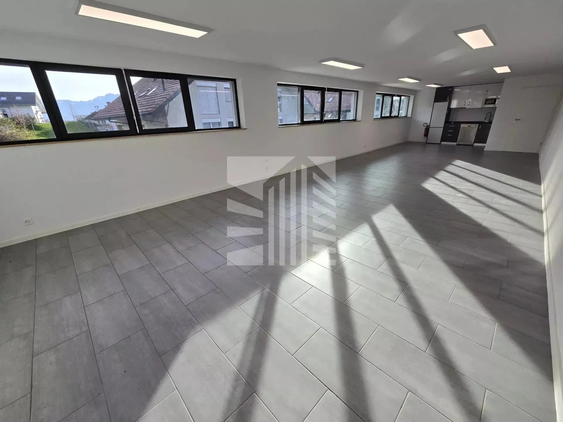 Local moderne de 70 m² avec cuisine équipée et parking