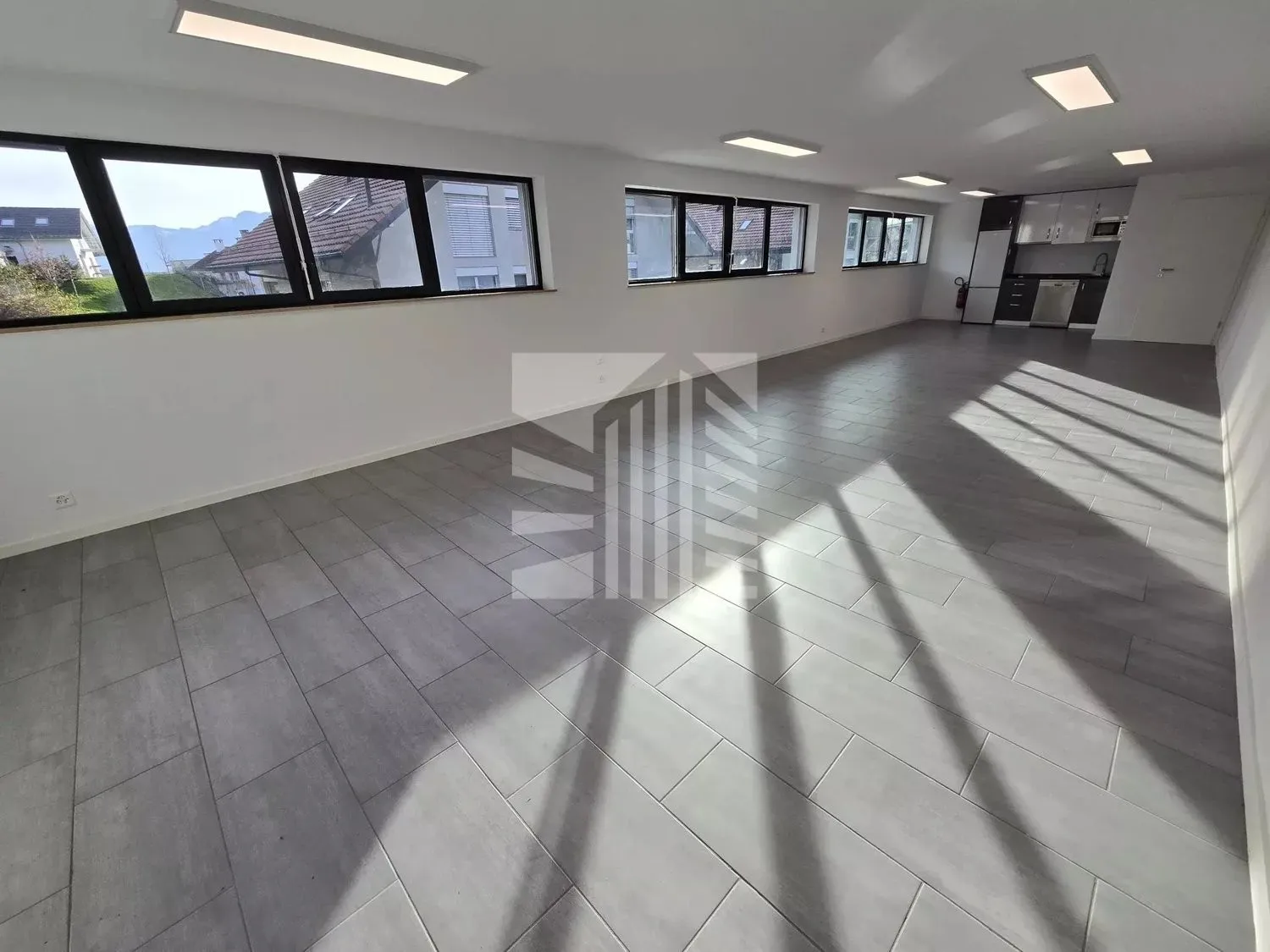 Local moderne de 70 m² avec cuisine équipée et parking