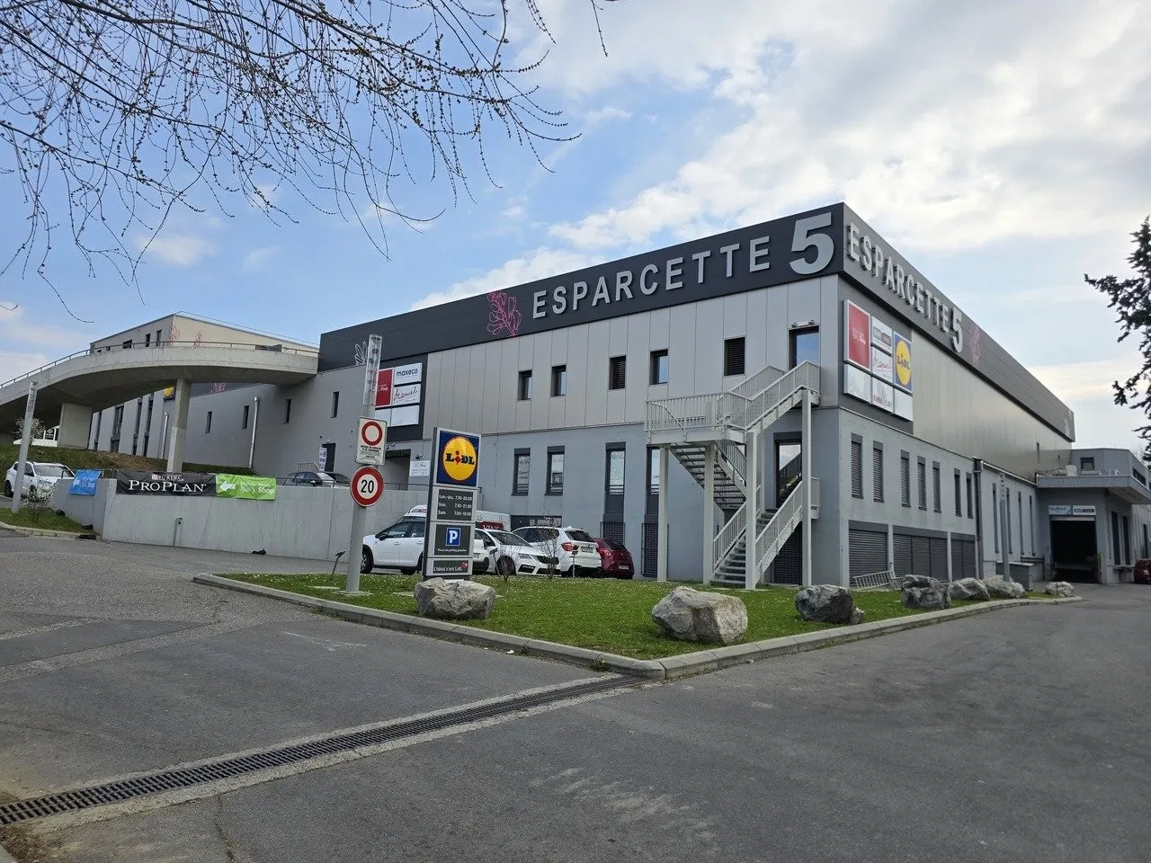 Atelier léger d'environ 82m² très bien situé à Crissier