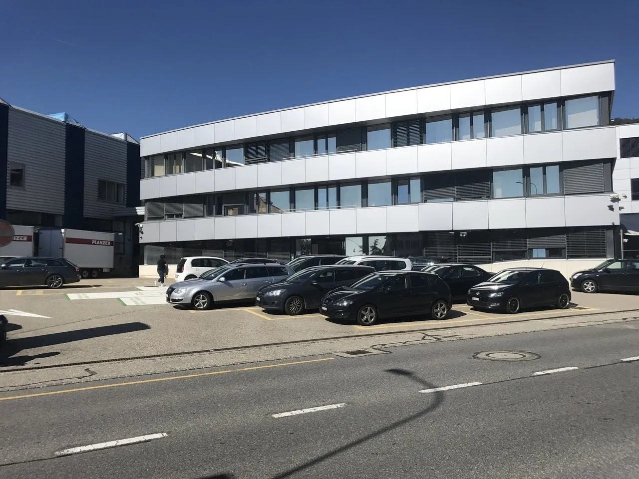 Dépôt 104 m2 - idéal utilitaires/camions