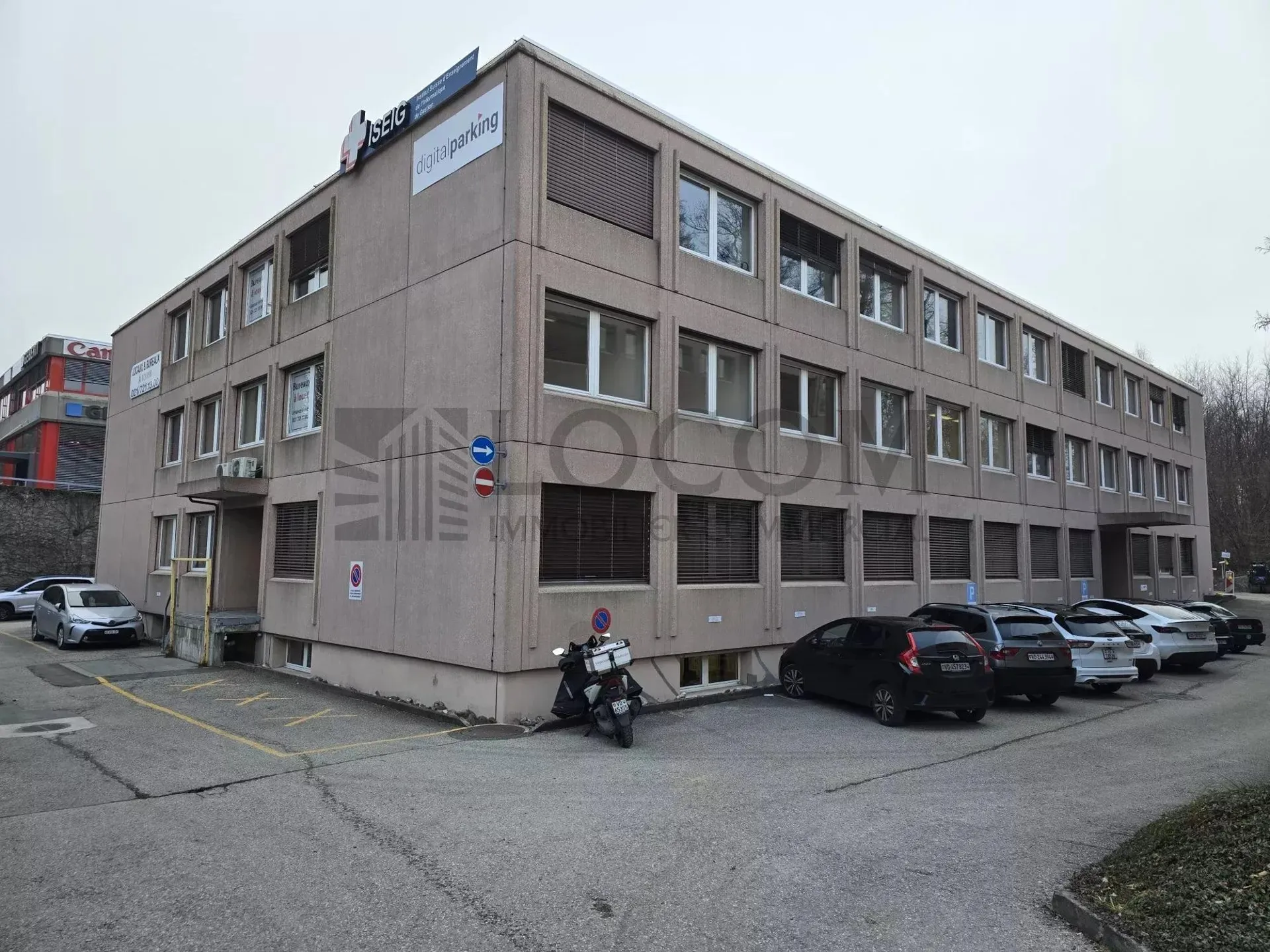 Locaux à louer dans immeuble équipé