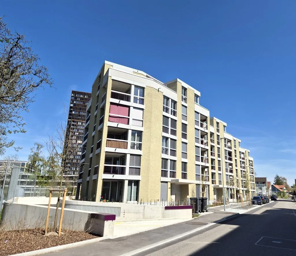 Attraktive und charmante Neubauwohnung mit Sitzplatz an bester Lage