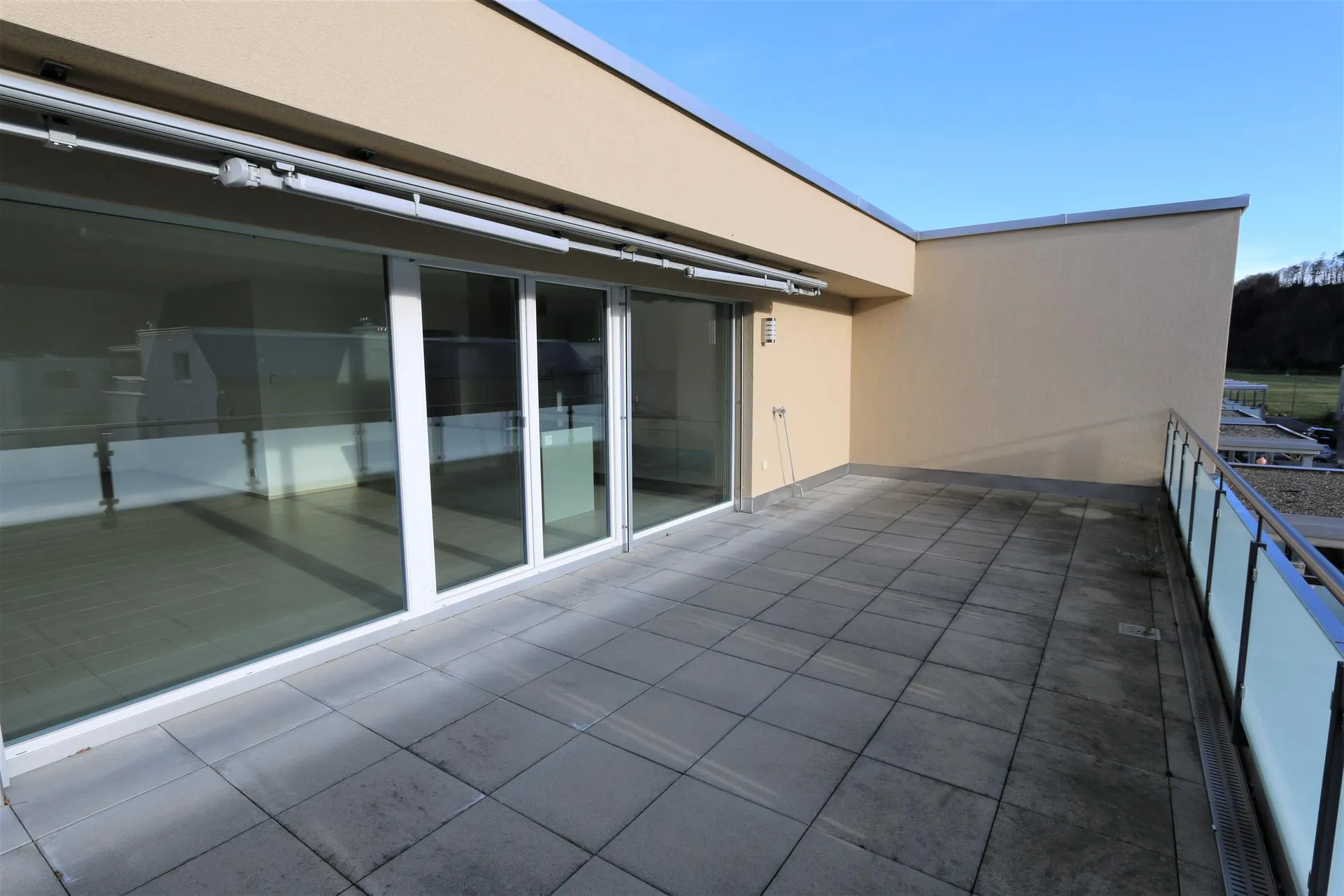 Attikawohnung im Grünen mit grosser Terrasse
