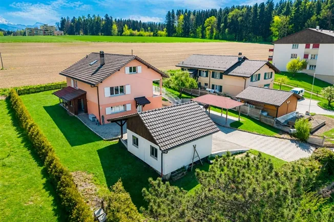 Villa besteht aus zwei Wohnungen mit einem prächtigen Garten