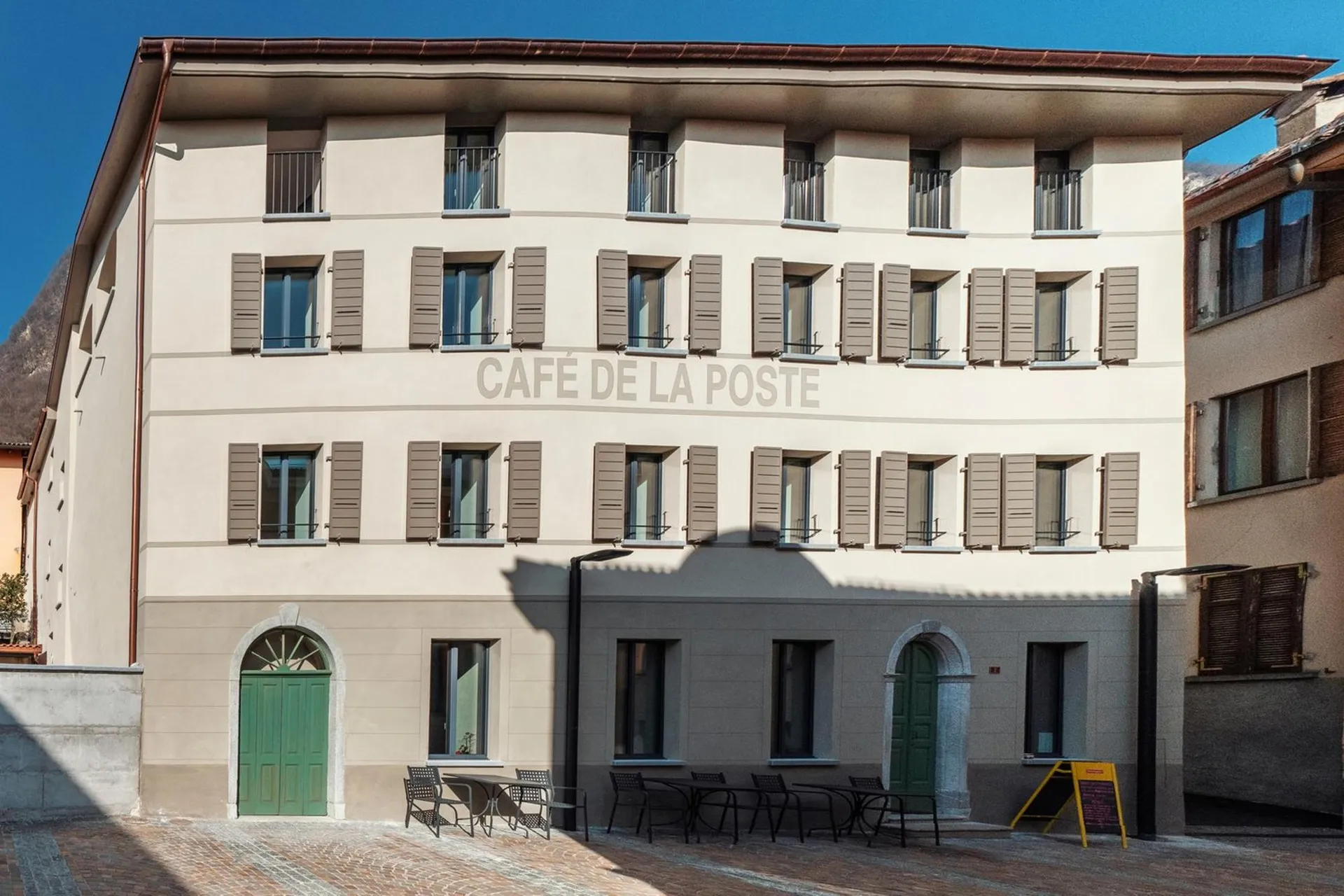 Historisches Mehrfamilienhaus, modern saniert an der Piazza Grande in Arogno
