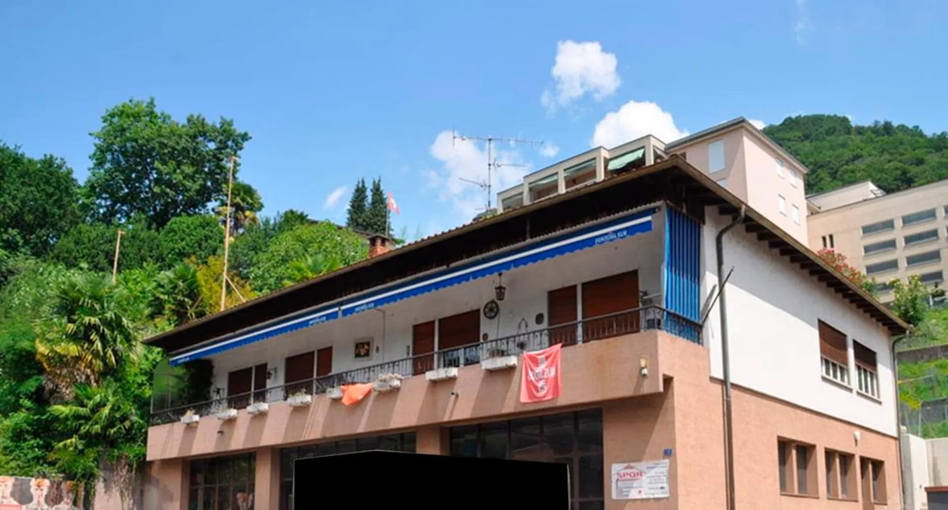 Casa con annesso un locale commerciale e un terreno complementare a Ponte Tresa