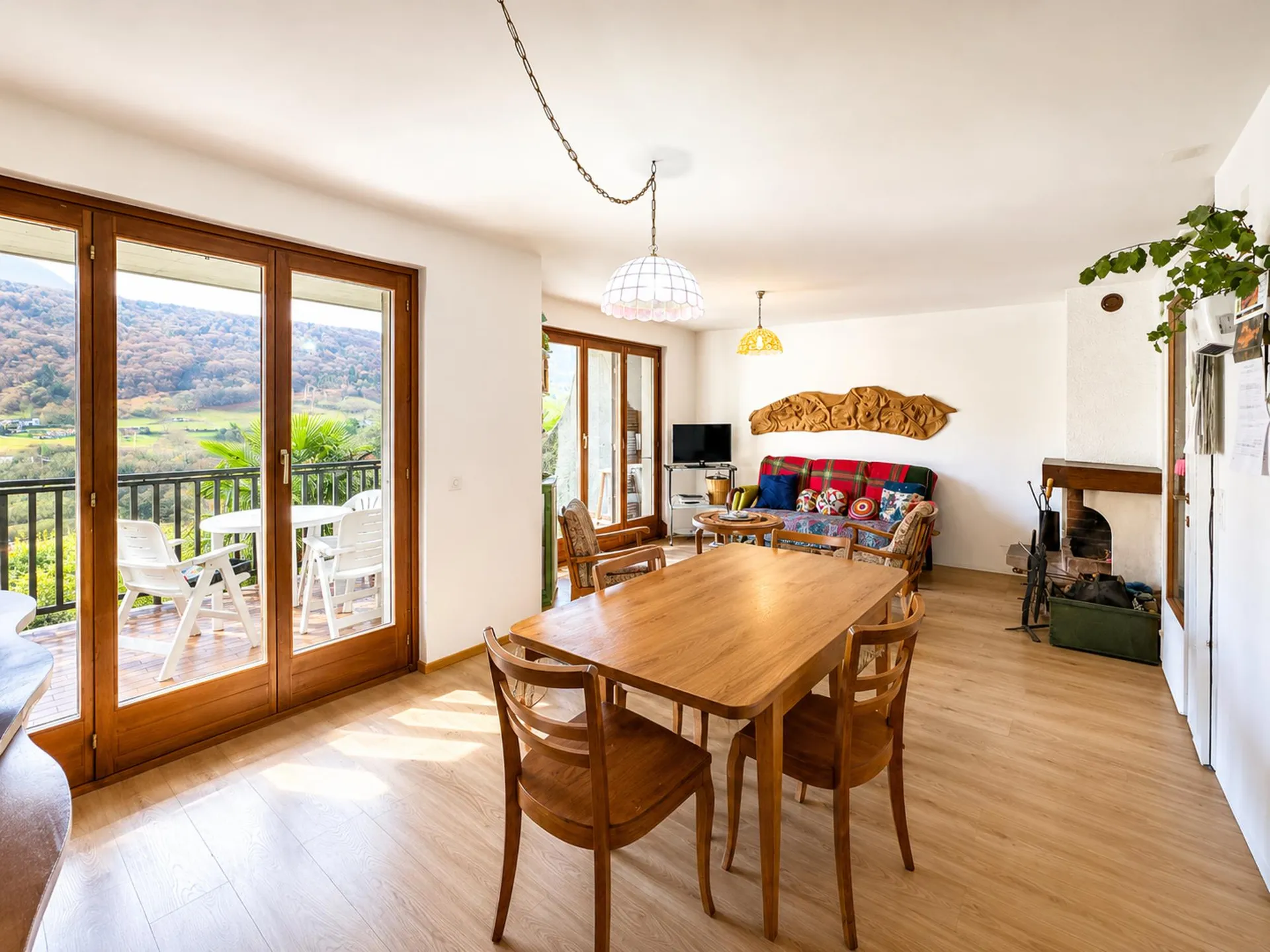 Casa gemella con giardino in vendita ad Arogno