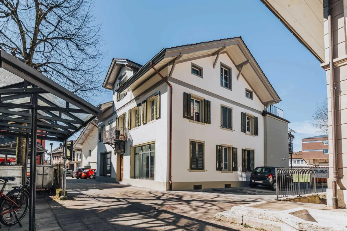 Teilsanierte 4 1/2-Zimmer-Altbauwohnung, 2. OG in grüner Oase mitten im Zentrum