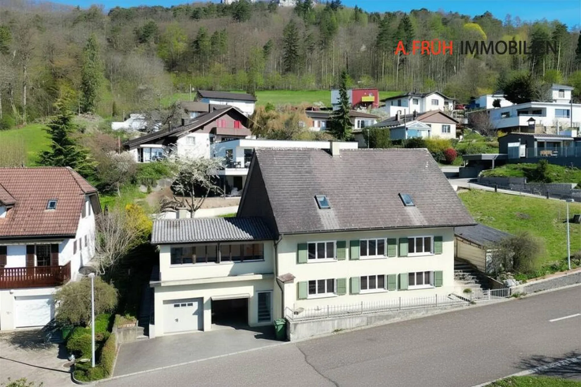 Zwei Wohneinheiten mit Ausbaupotenzial und Alpenblick