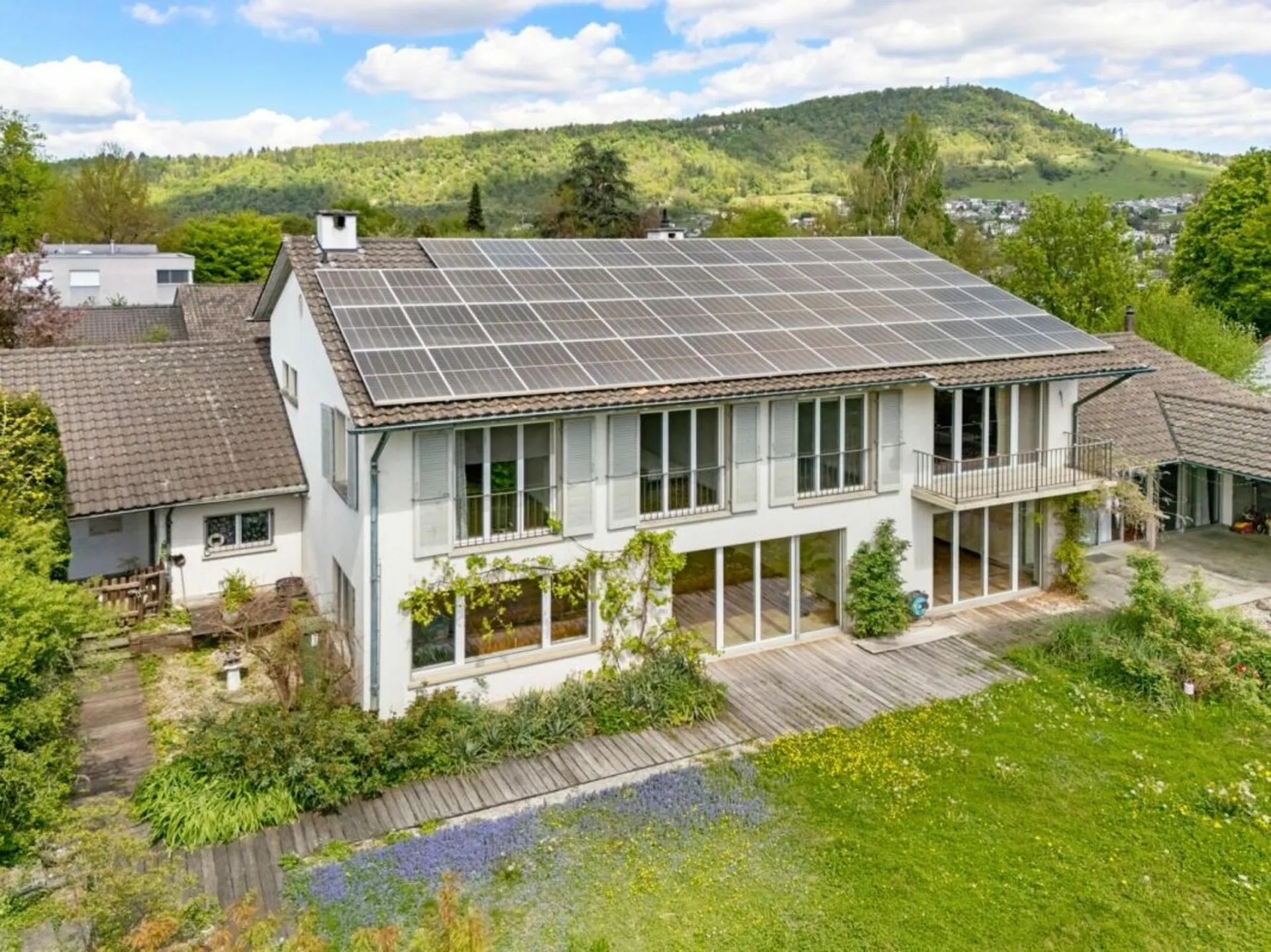Freistehende 8-Zimmer Villa mit grosszügigem Garten